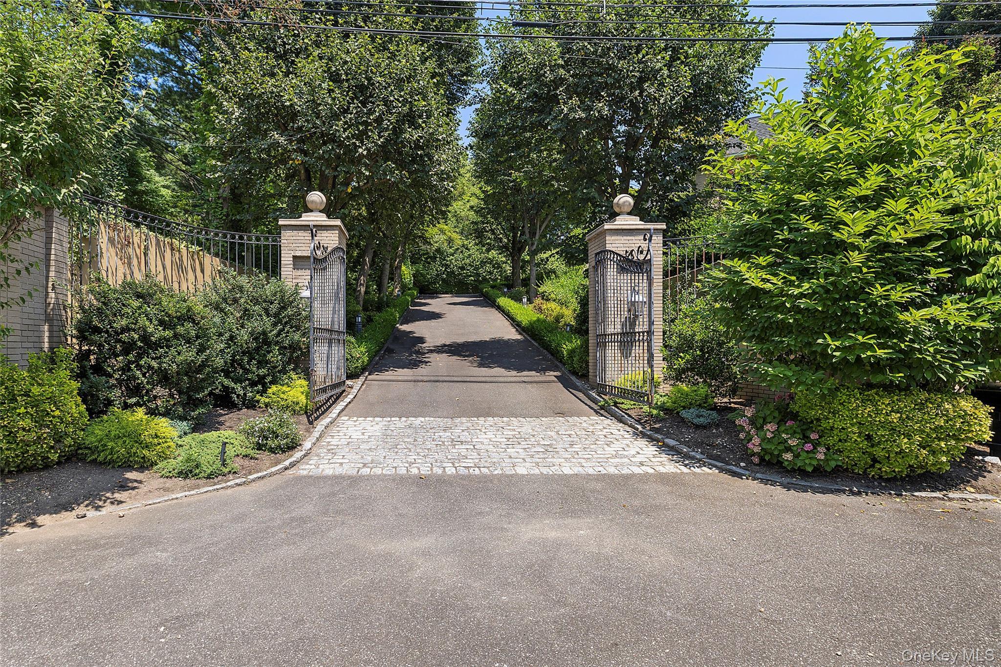 Single Family Chanticlare Nassau County, NY 11030, MLS-907698-37