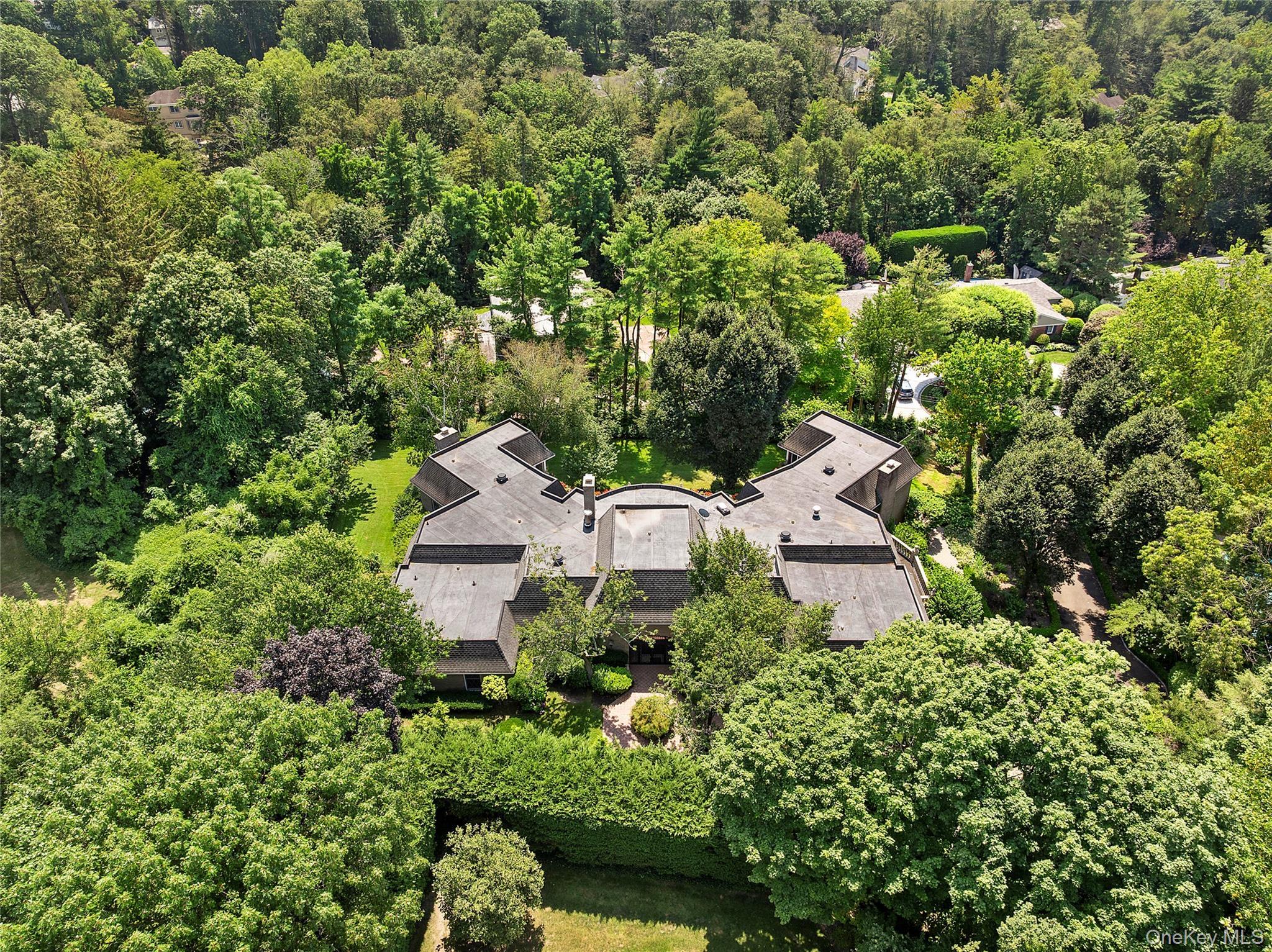 Single Family Chanticlare Nassau County, NY 11030, MLS-907698-39