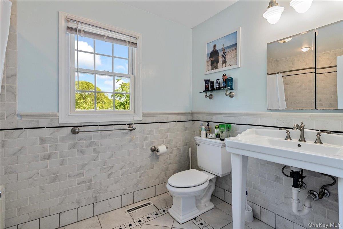 Single Family Oak Suffolk County, NY 11946, MLS-907762-23