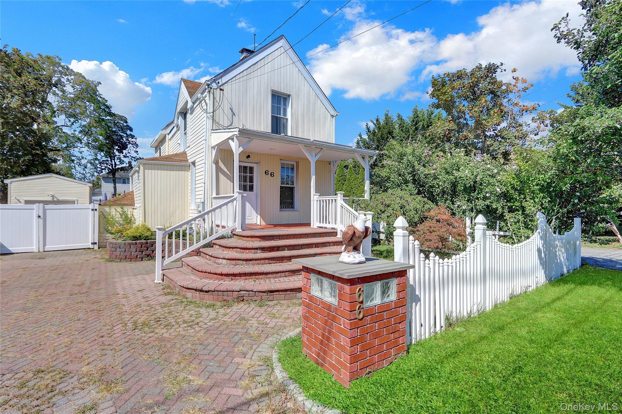 Single Family Center  Suffolk County, NY 11706, MLS-908006-2