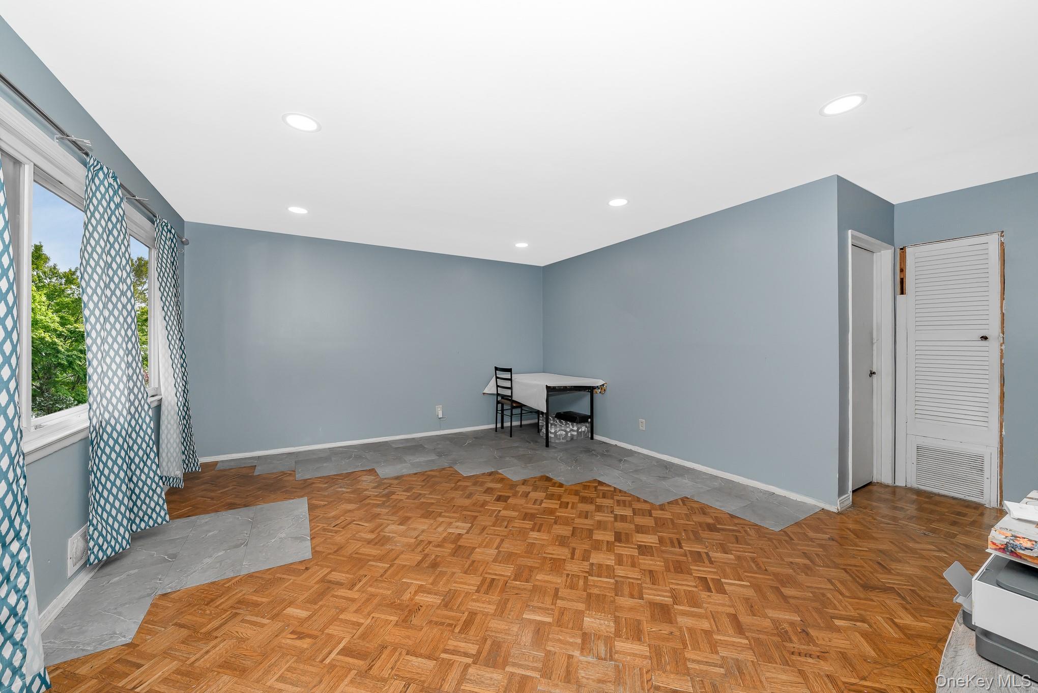 Single Family Manor  Suffolk County, NY 11706, MLS-908092-10