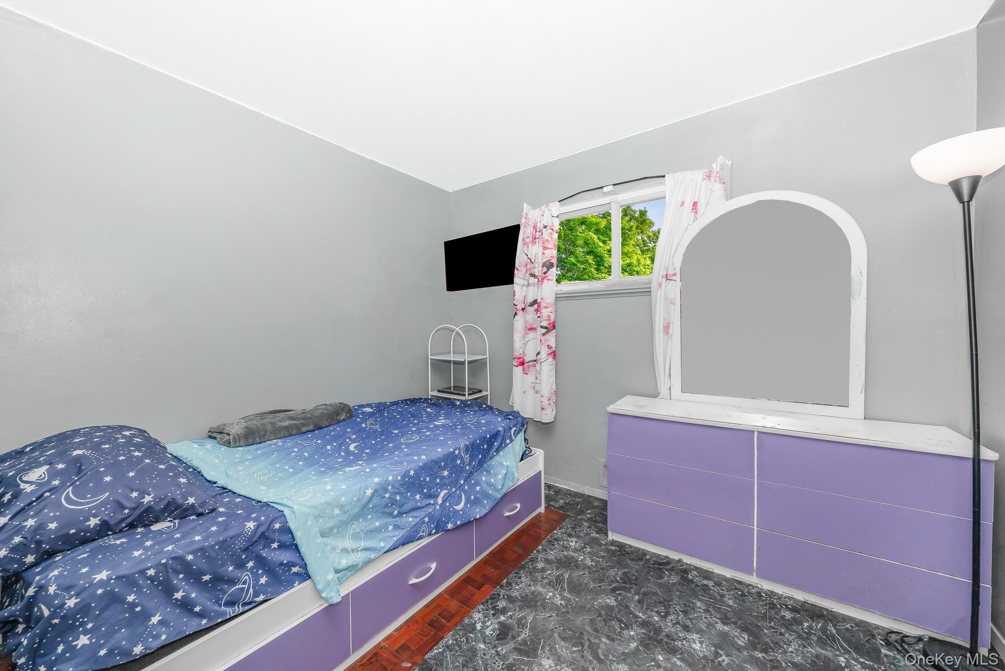 Single Family Manor  Suffolk County, NY 11706, MLS-908092-16