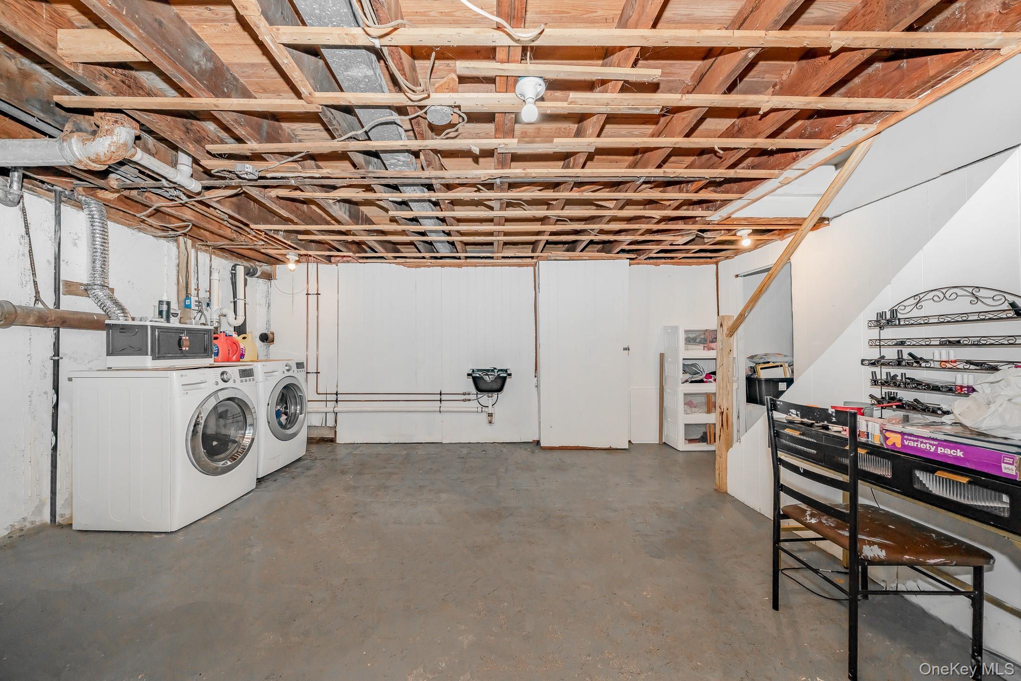 Single Family Manor  Suffolk County, NY 11706, MLS-908092-18