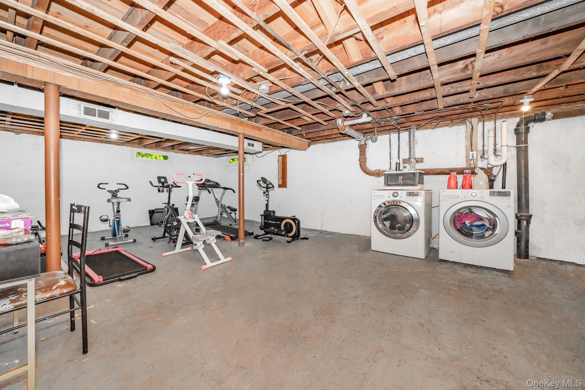 Single Family Manor  Suffolk County, NY 11706, MLS-908092-19