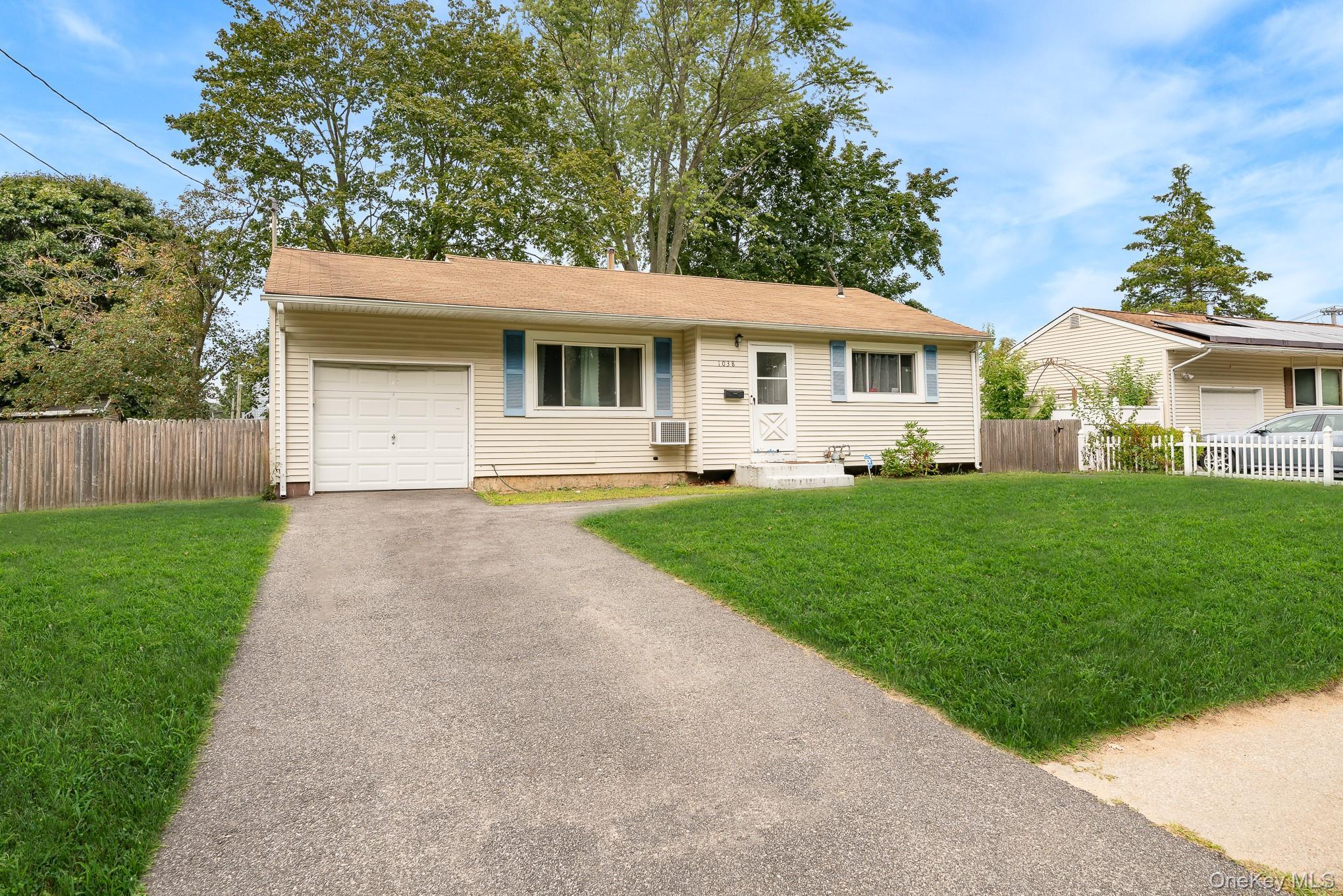 Single Family Manor  Suffolk County, NY 11706, MLS-908092-2