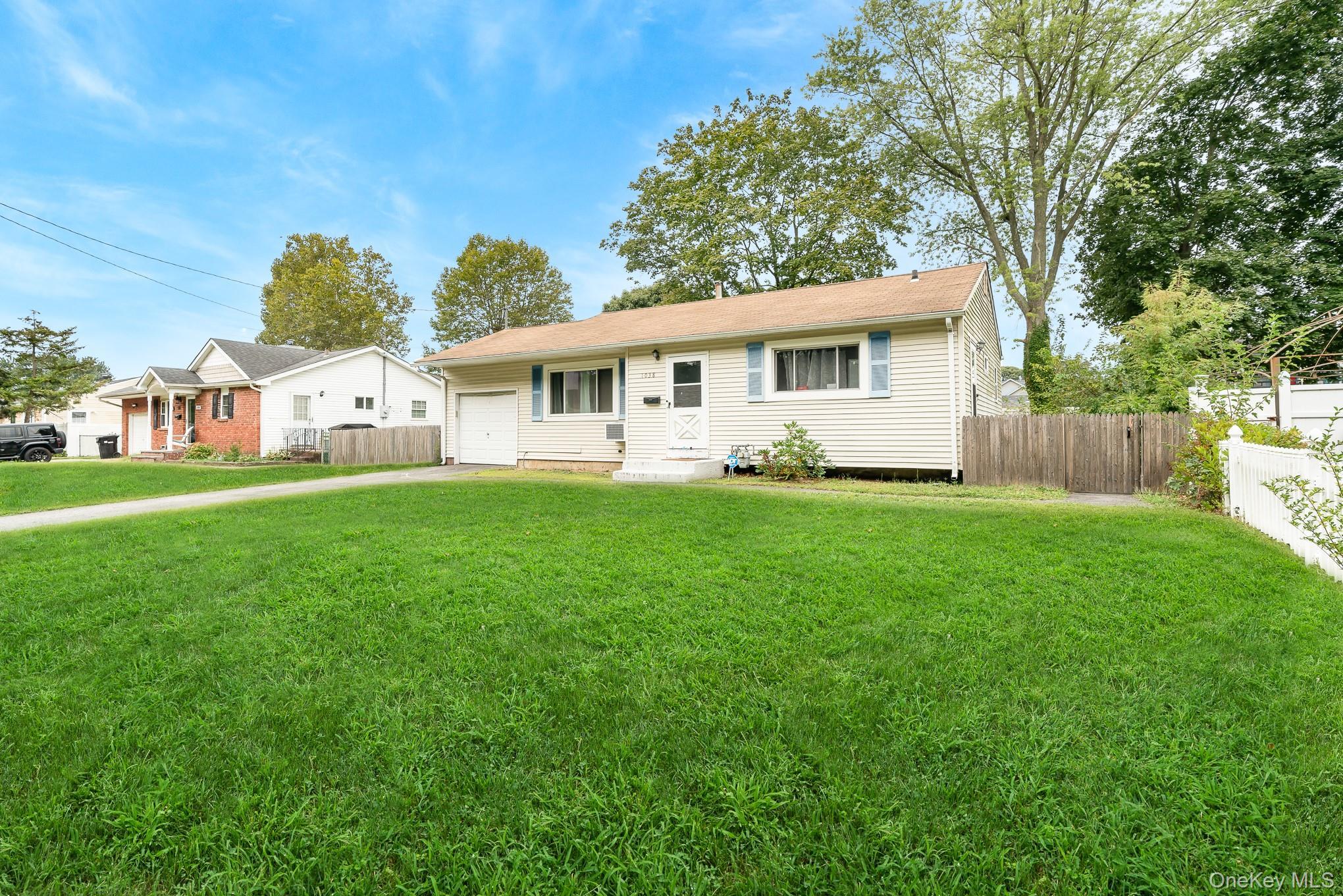 Single Family Manor  Suffolk County, NY 11706, MLS-908092-3