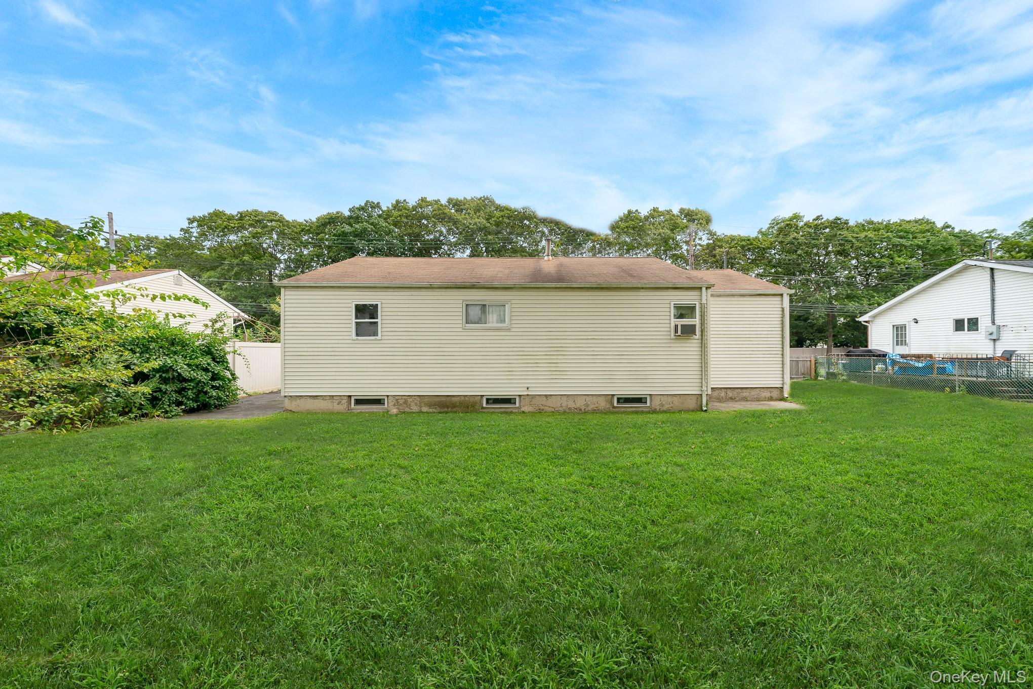 Single Family Manor  Suffolk County, NY 11706, MLS-908092-4