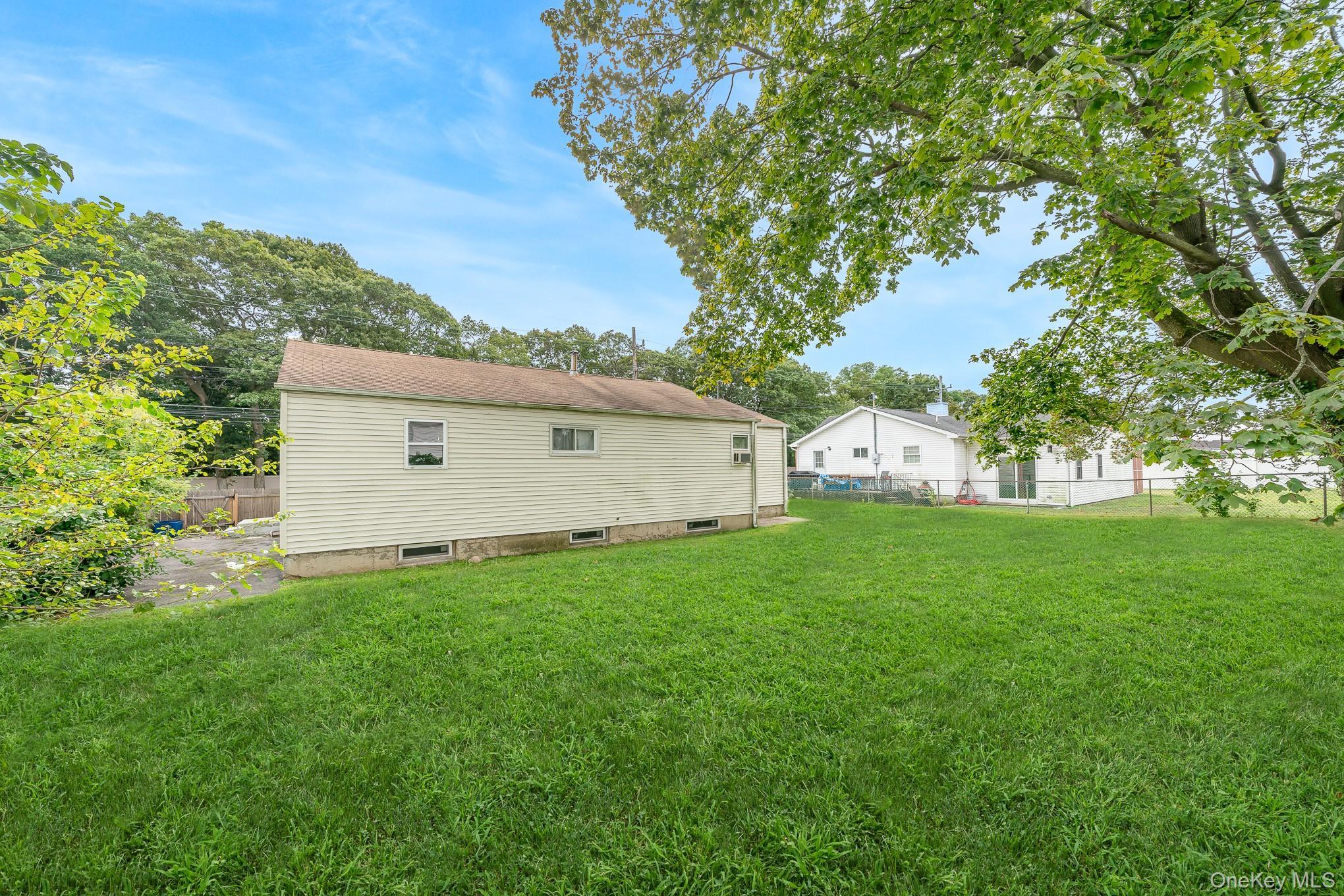 Single Family Manor  Suffolk County, NY 11706, MLS-908092-5