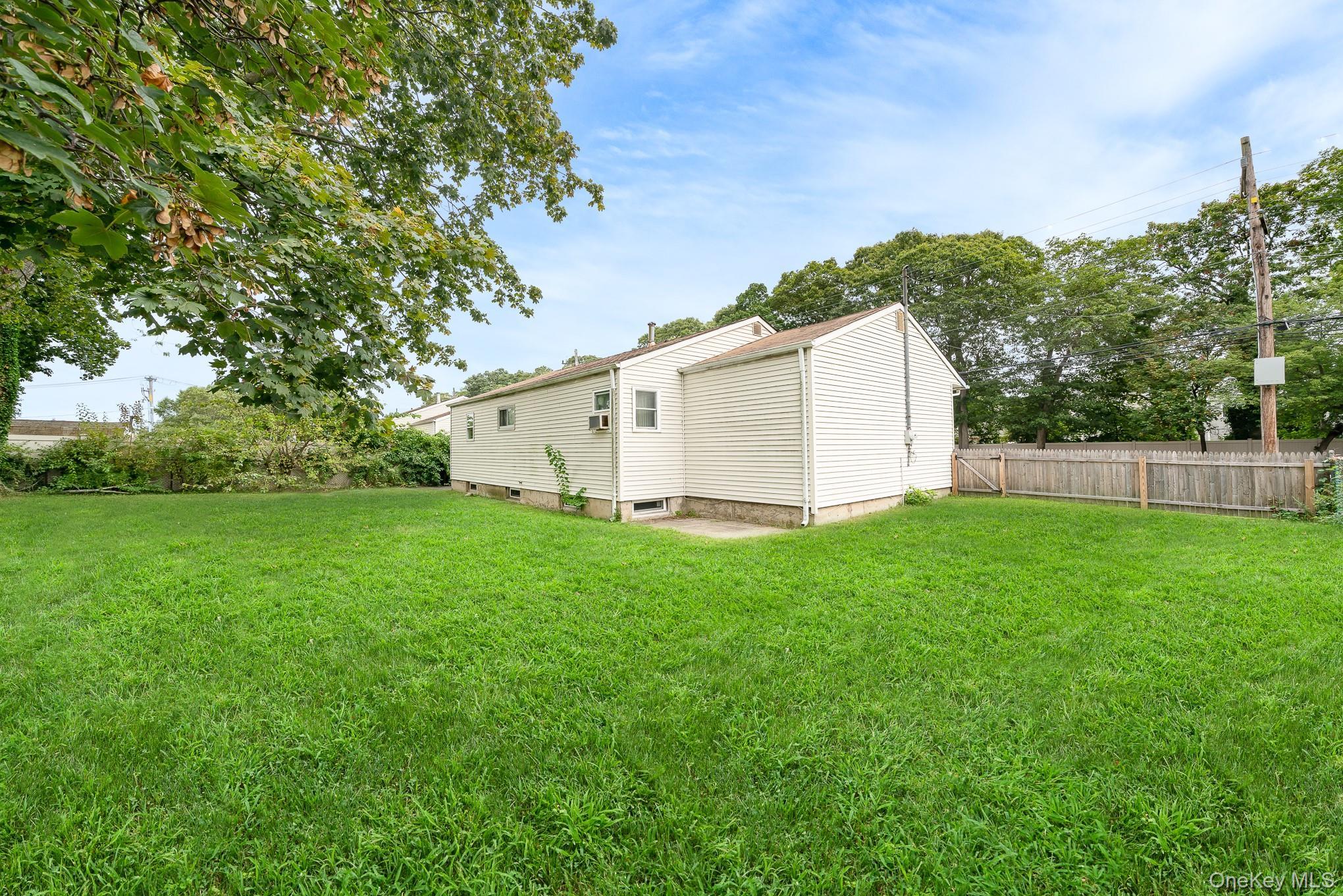 Single Family Manor  Suffolk County, NY 11706, MLS-908092-6