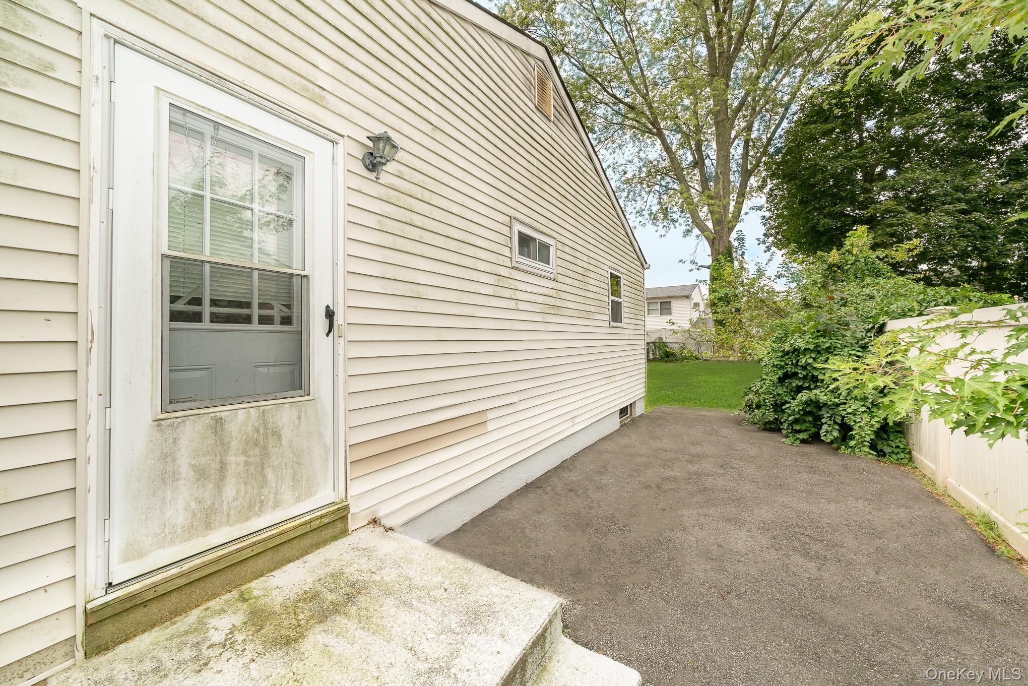 Single Family Manor  Suffolk County, NY 11706, MLS-908092-7