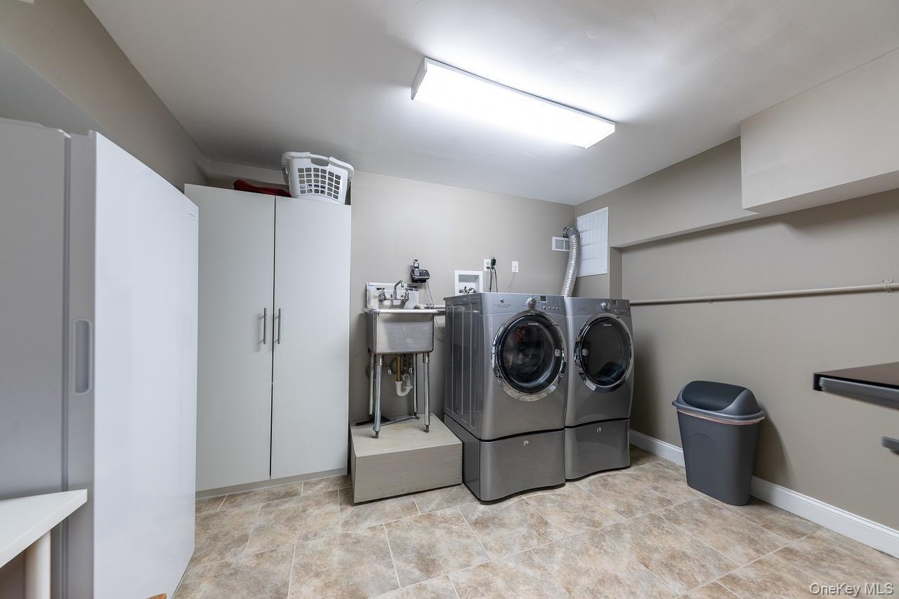 Single Family Olive  Nassau County, NY 11561, MLS-908278-25