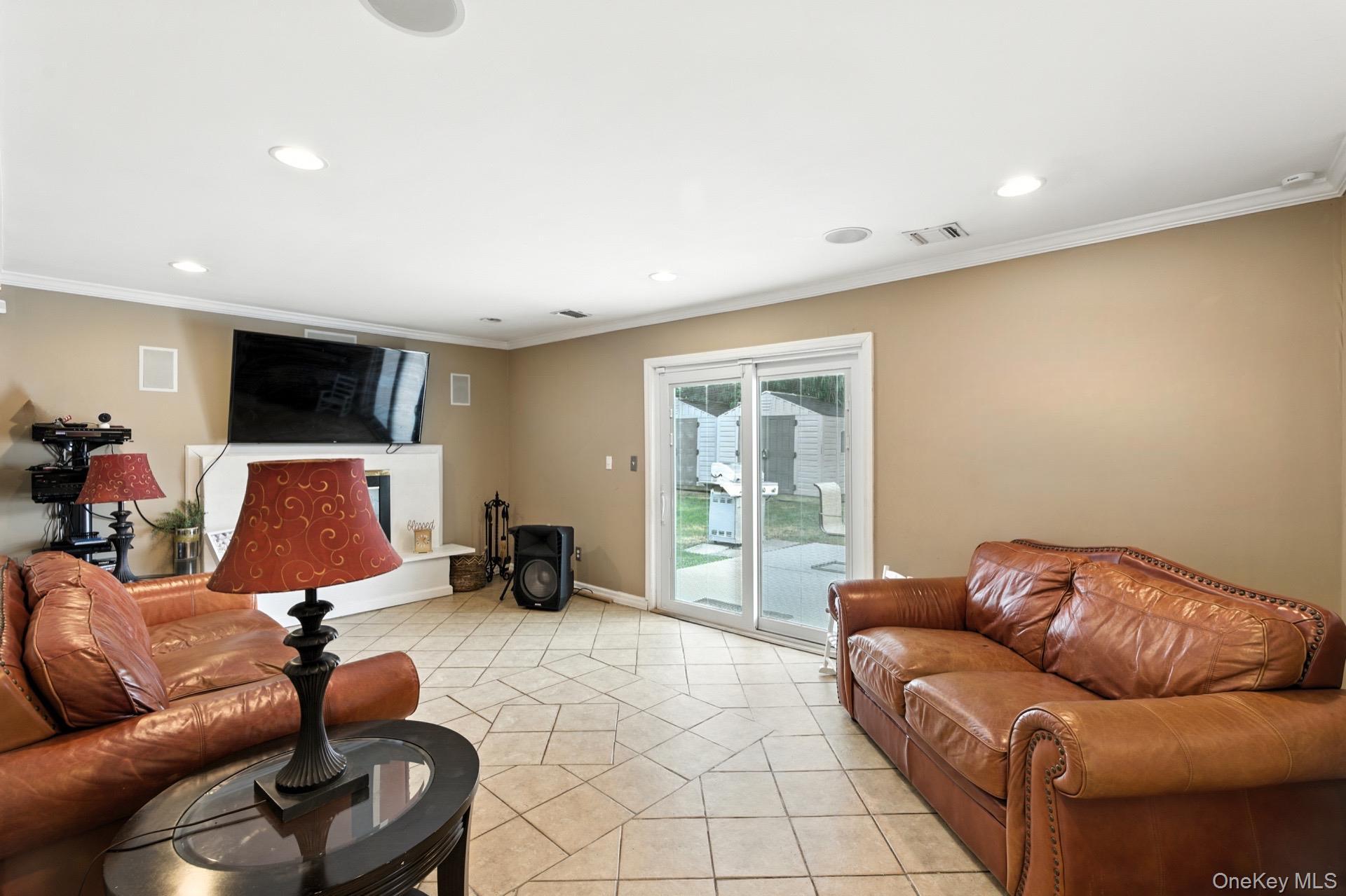 Single Family Riddle  Suffolk County, NY 11717, MLS-908491-8