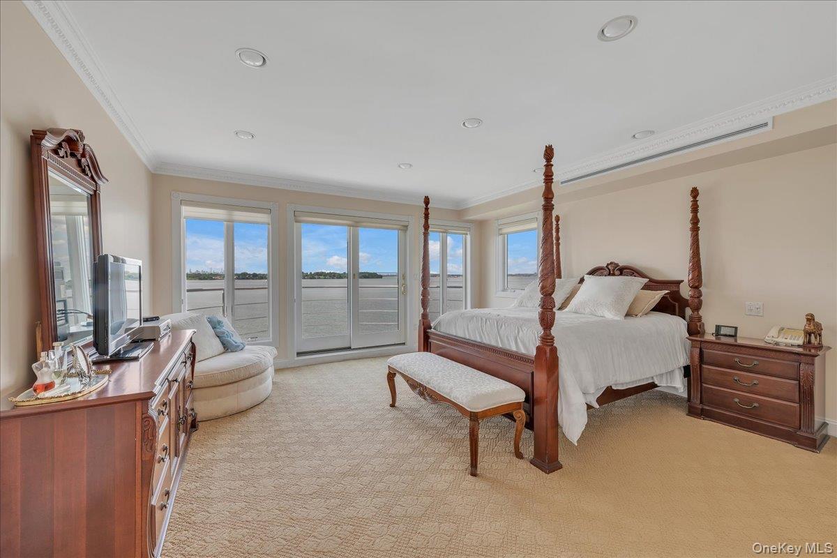 Single Family Green Leaf Nassau County, NY 11023, MLS-908717-16