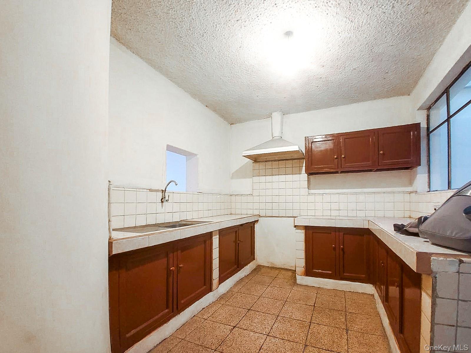 Single Family C. Escultor Ayabaca,  Cuenca,  Ecuador  Out Of Area, NY 010208, MLS-908868-6