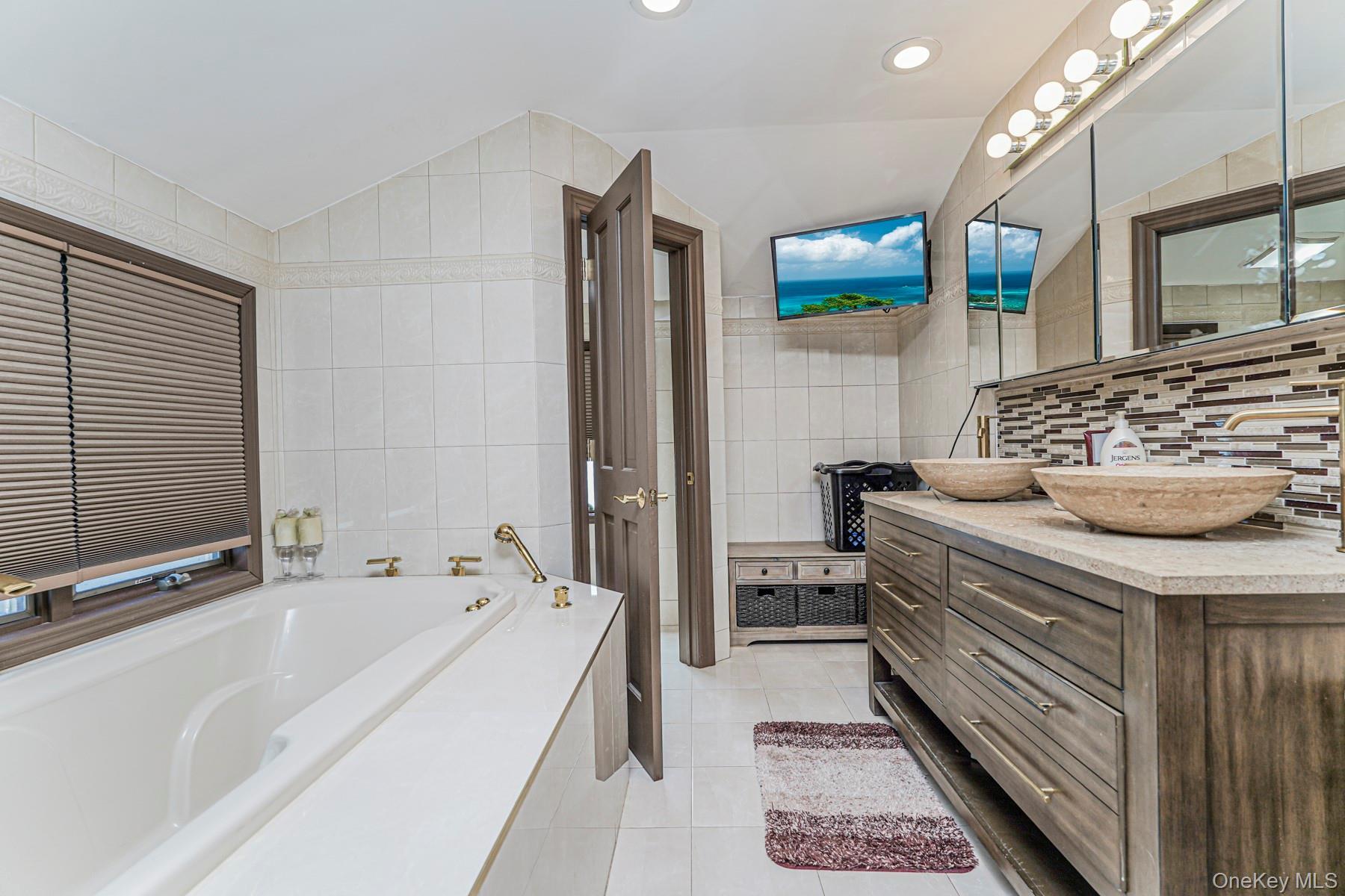 Single Family Virginia Staten Island, NY 10305, MLS-909008-17