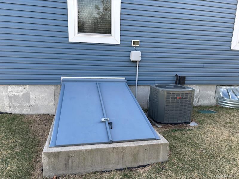 Single Family Old Country Rd Suffolk County, NY 11901, MLS-909205-18