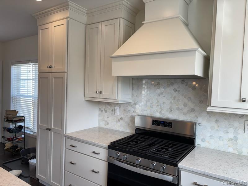 Single Family Old Country Rd Suffolk County, NY 11901, MLS-909205-8