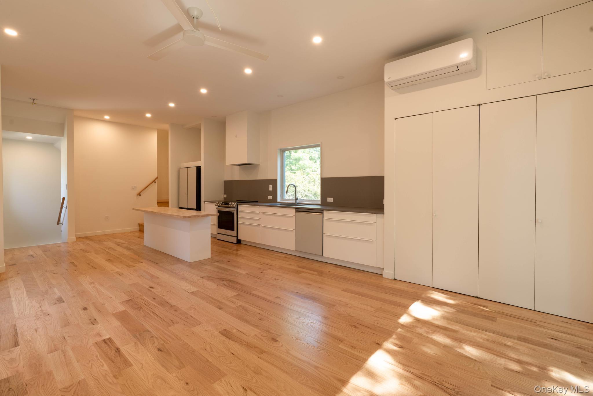 Single Family Glenwood Dutchess County, NY 12603, MLS-909464-15