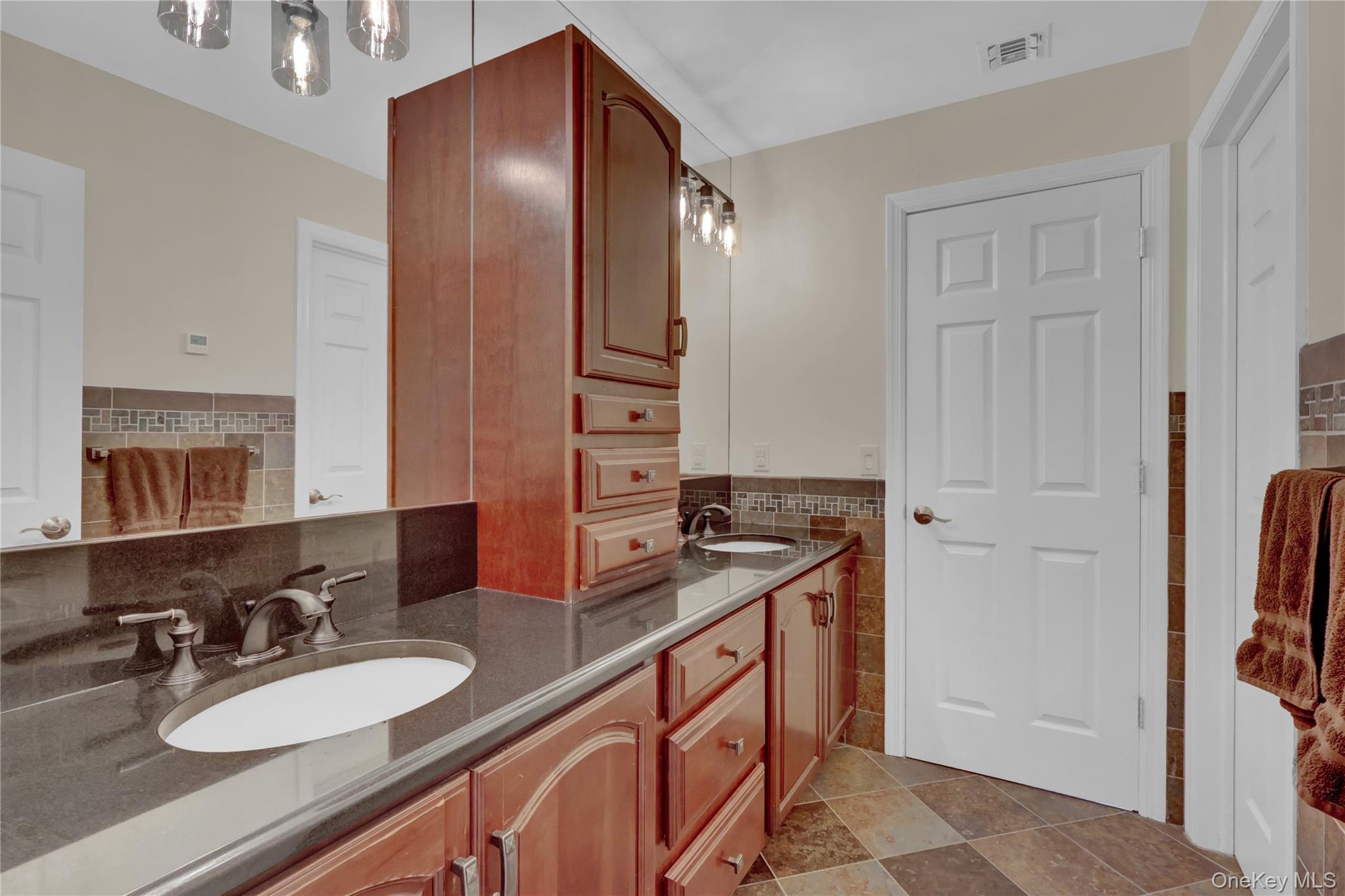 Single Family Cliff Suffolk County, NY 11777, MLS-909482-28