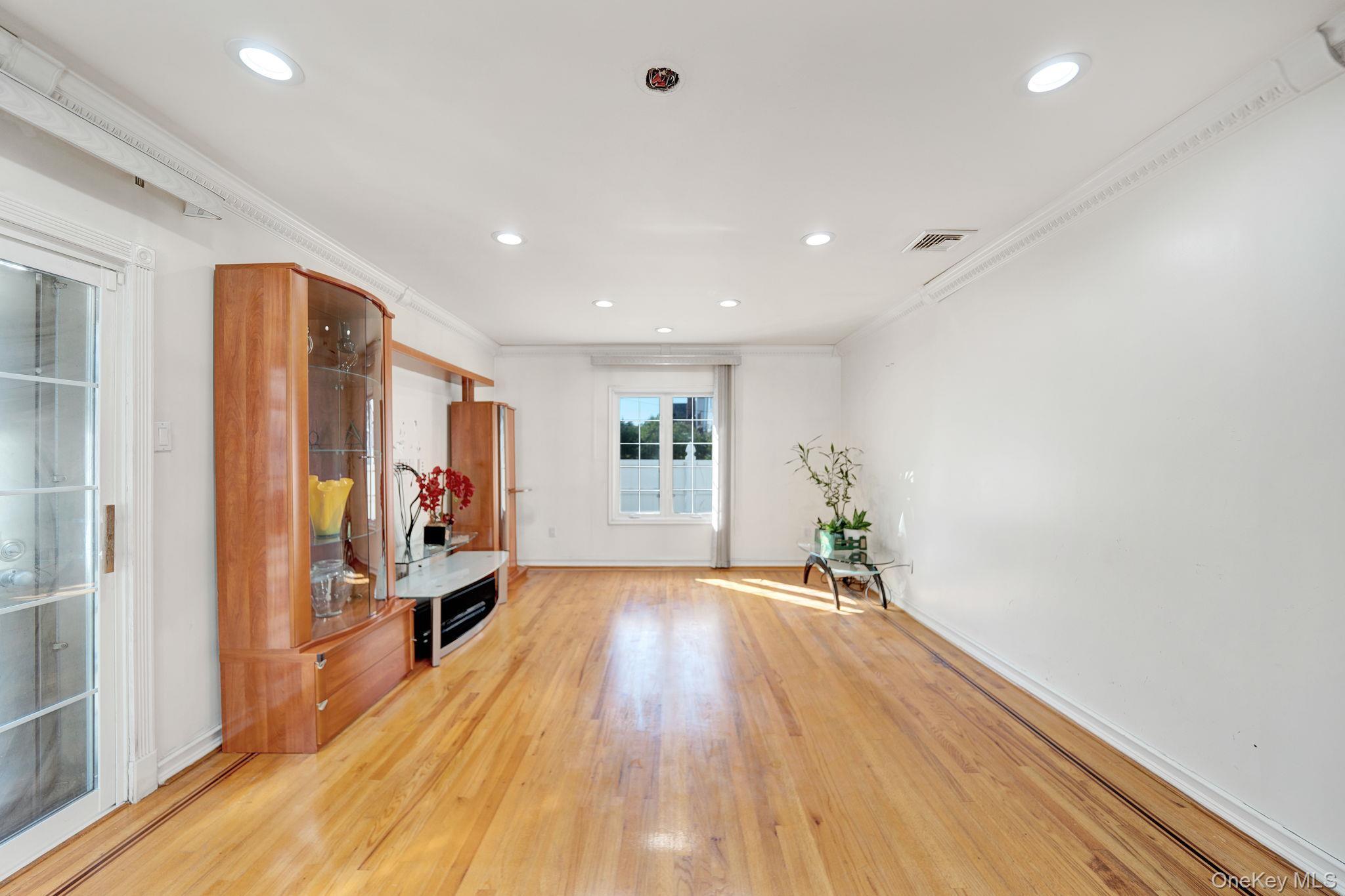 Single Family 194th Queens, NY 11366, MLS-909489-16