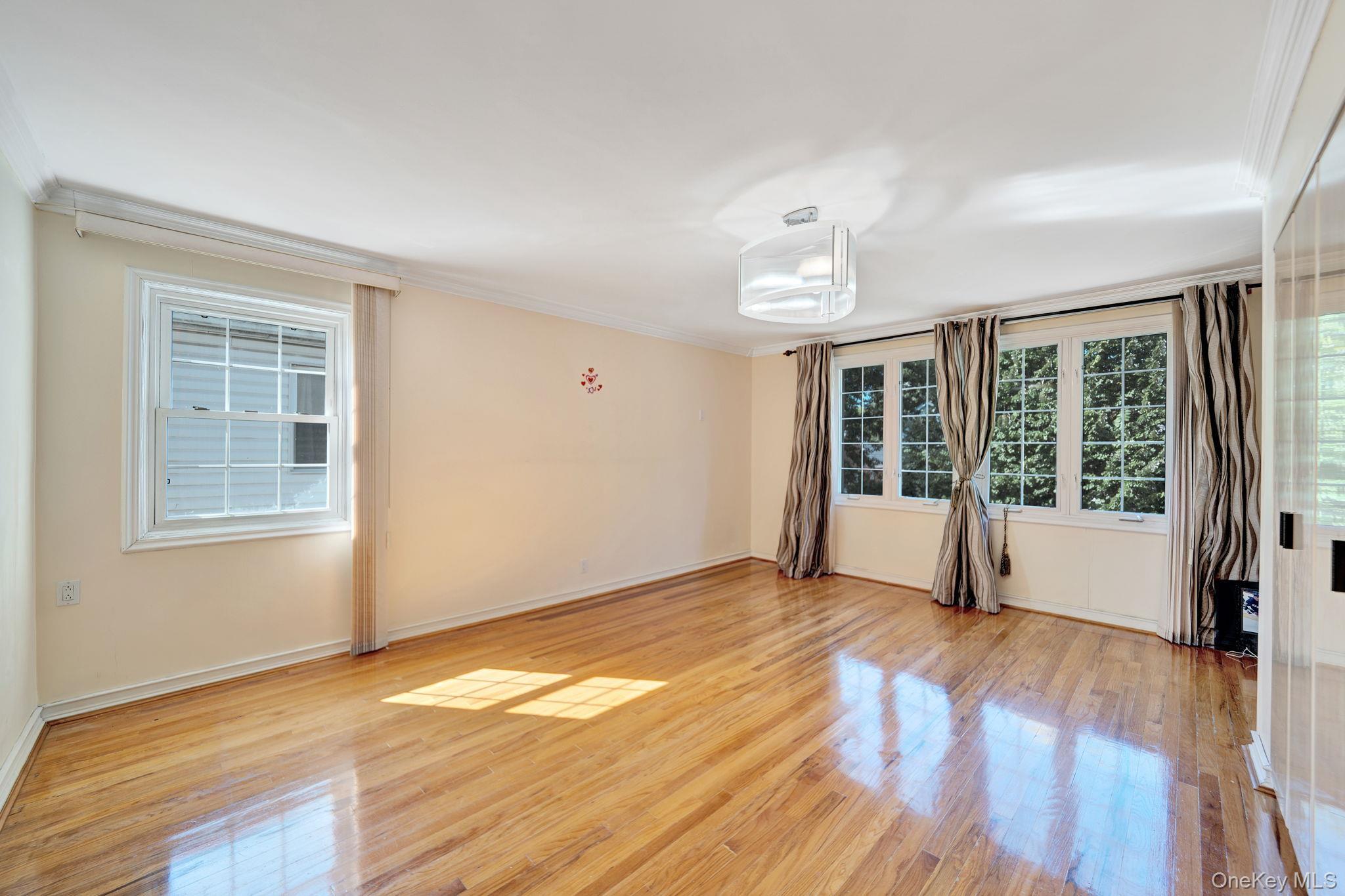 Single Family 194th Queens, NY 11366, MLS-909489-22