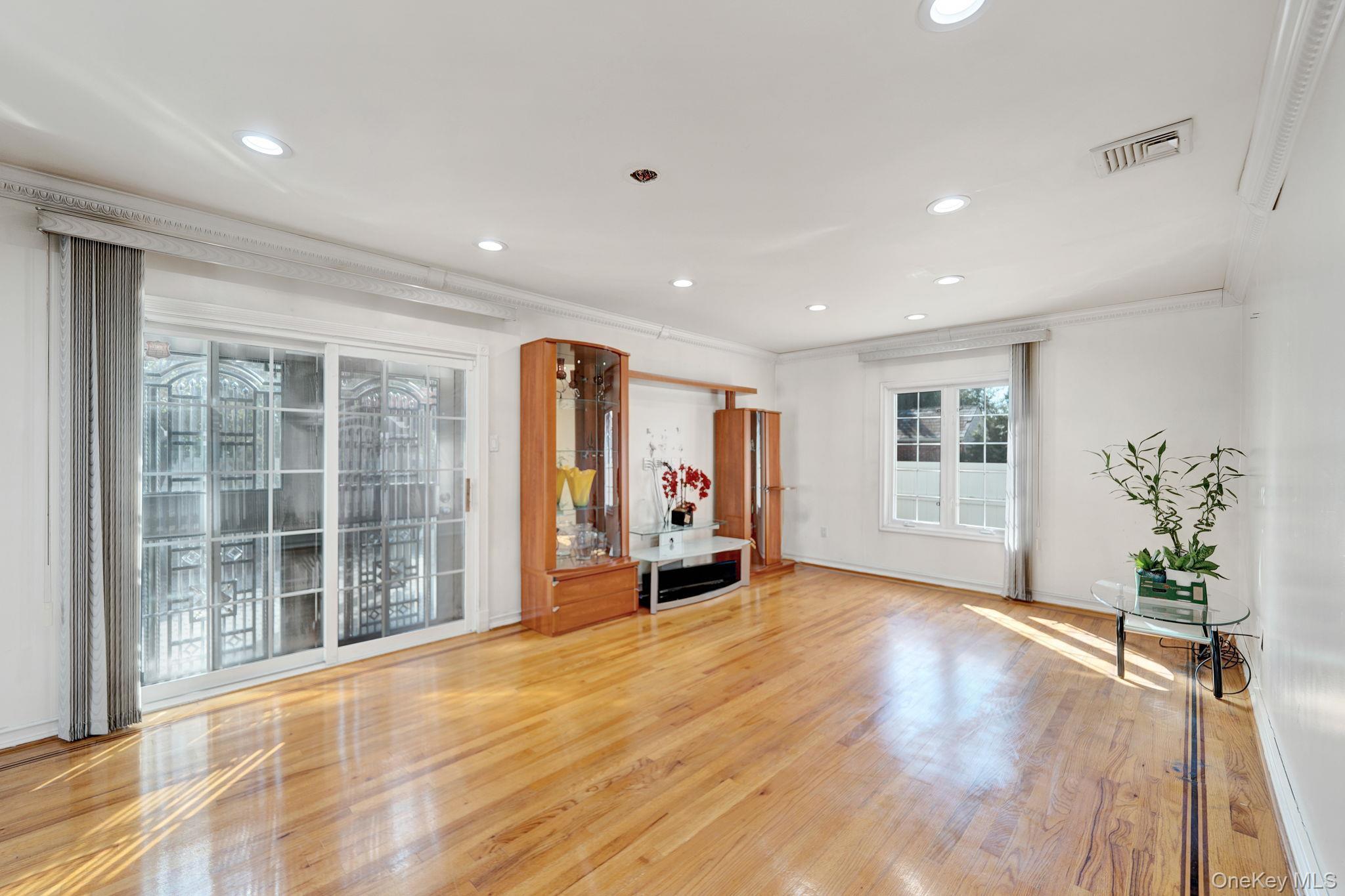 Single Family 194th Queens, NY 11366, MLS-909489-26