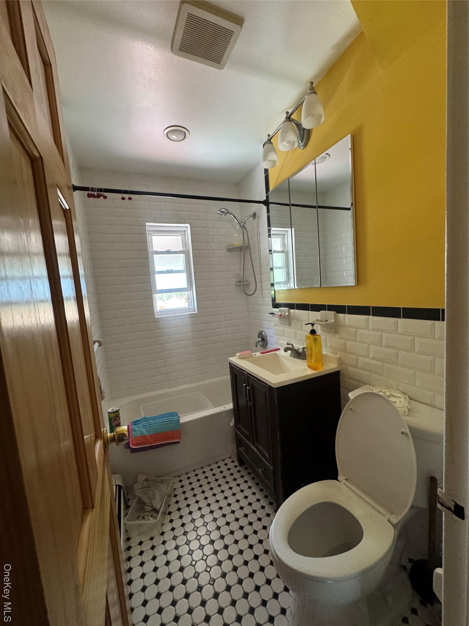 Single Family E 229 Street,  Bronx,   Bronx, NY 10466, MLS-909569-17