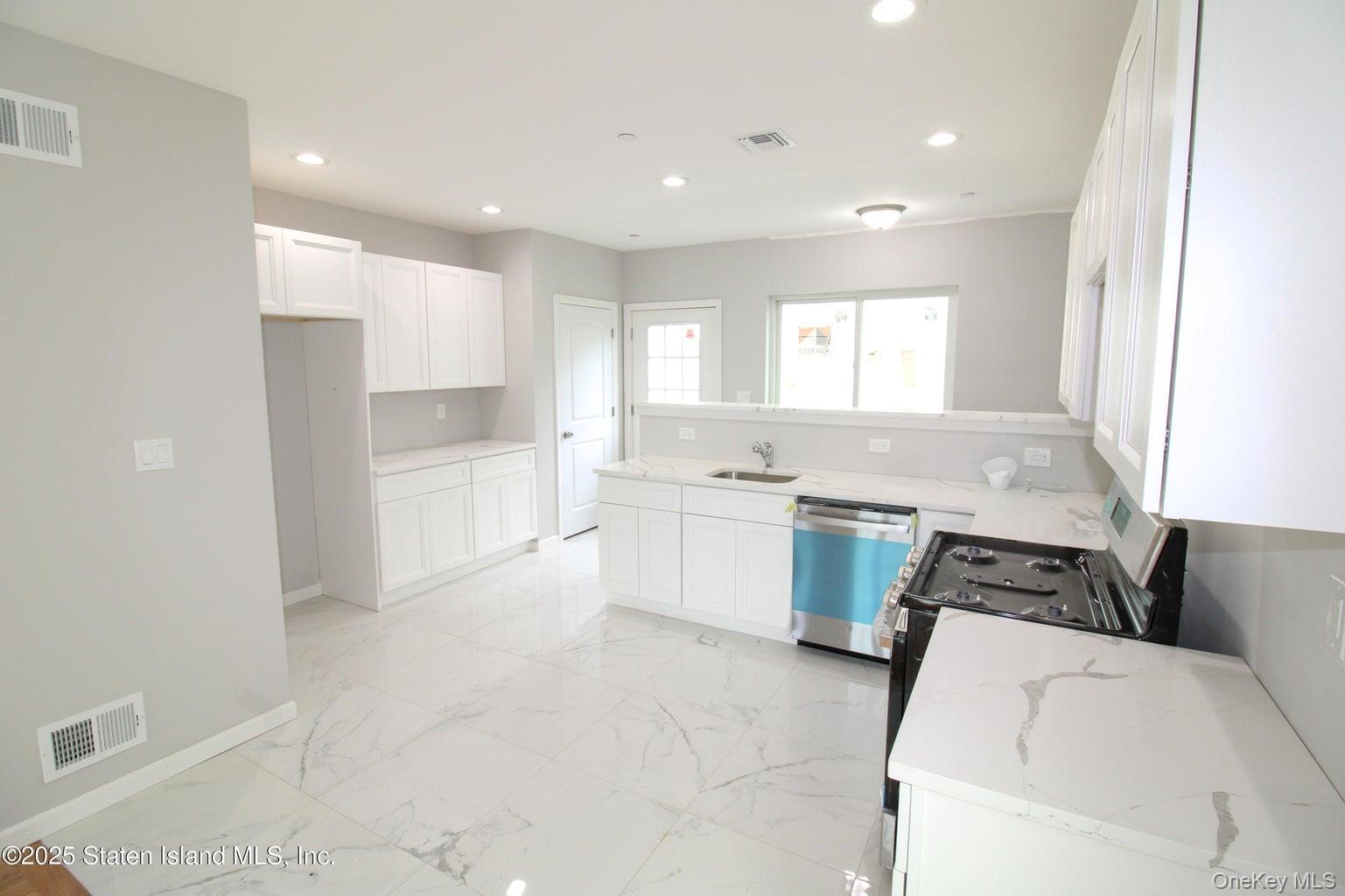 Single Family Perry Avenue Staten Island, NY 10314, MLS-909610-4