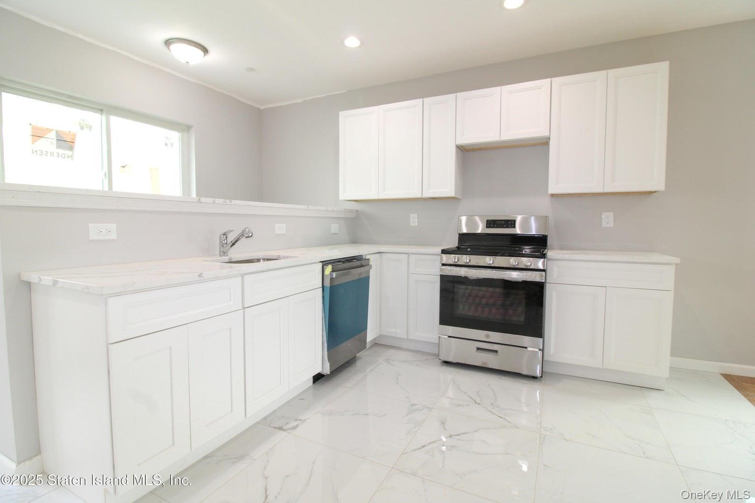 Single Family Perry Avenue Staten Island, NY 10314, MLS-909610-5