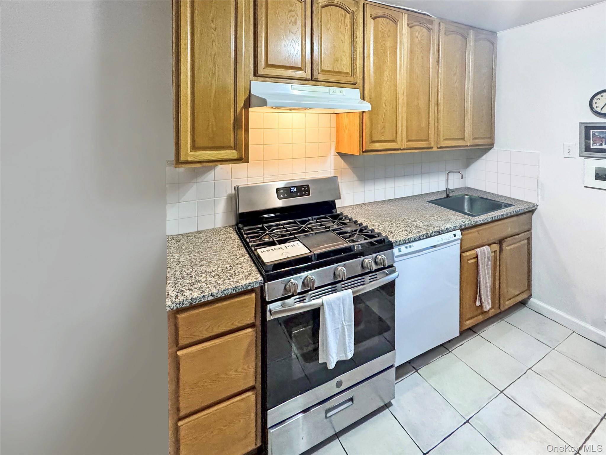 Single Family Ditmars Queens, NY 11105, MLS-909622-8