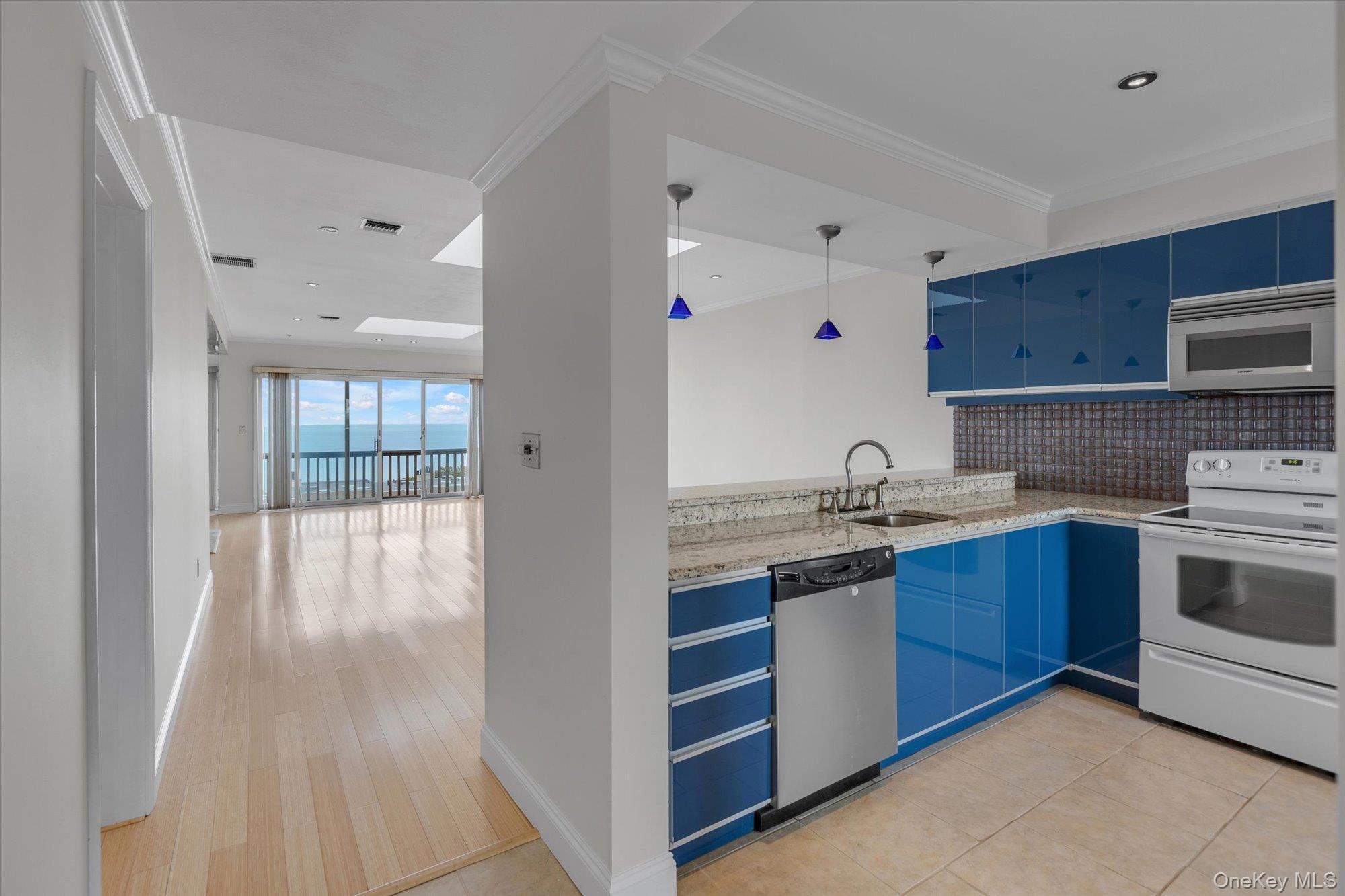 Condo Fox Hill  Suffolk County, NY 11933, MLS-909779-7