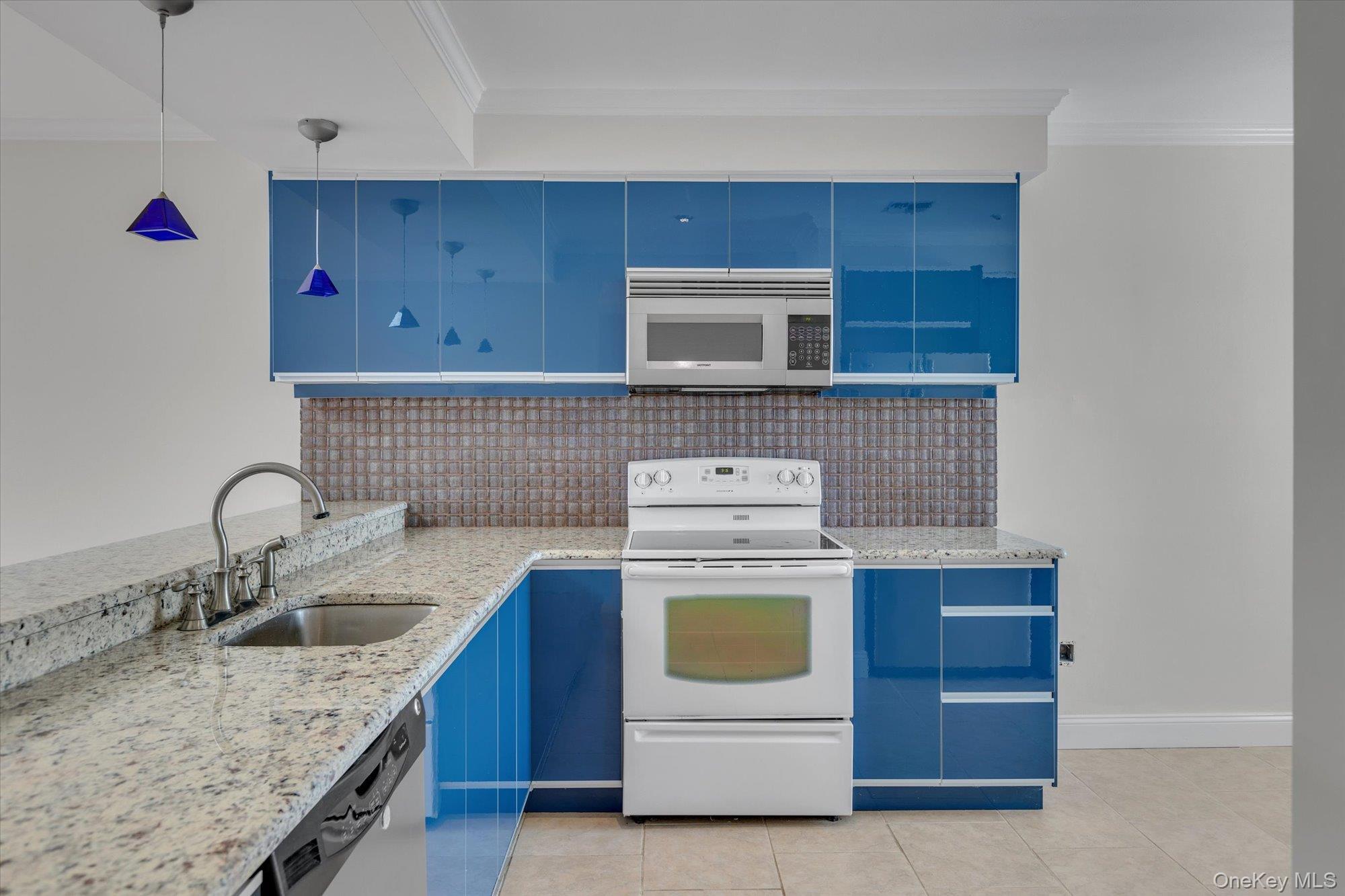 Condo Fox Hill  Suffolk County, NY 11933, MLS-909779-8