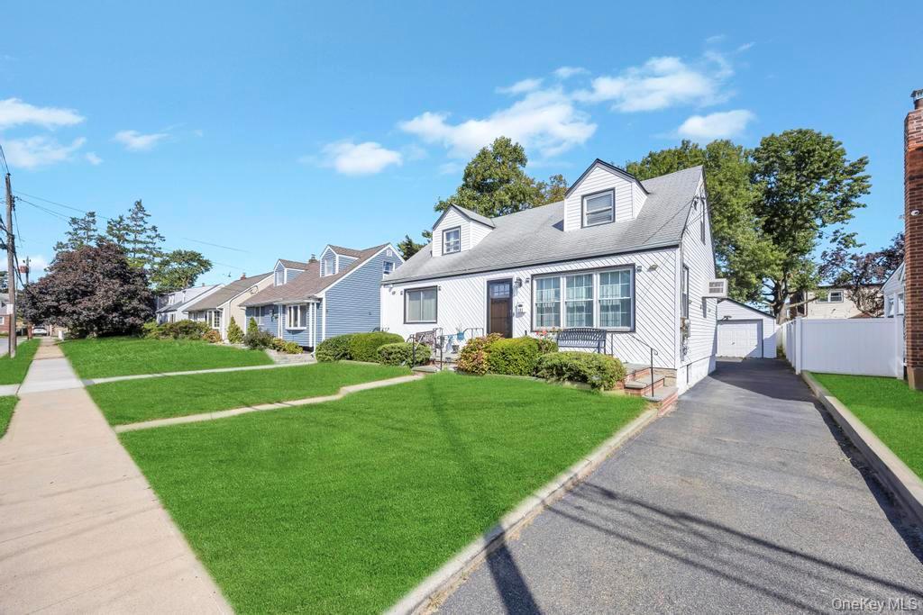 Single Family Martens Nassau County, NY 11580, MLS-910255-3