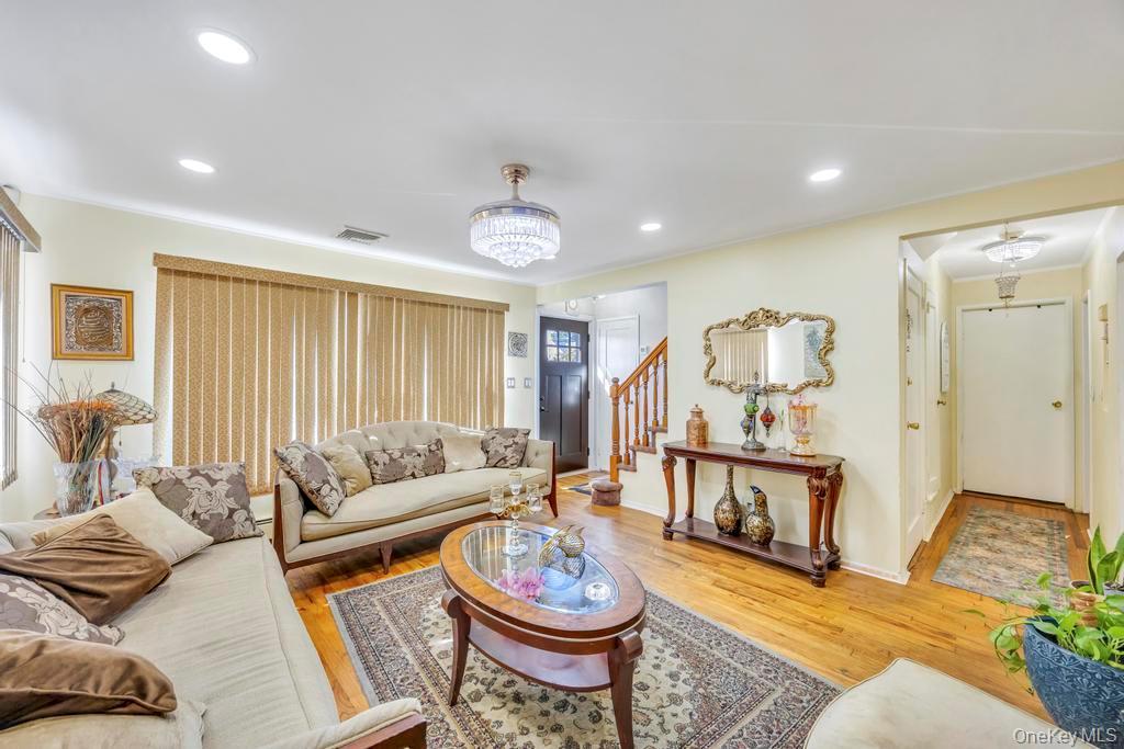 Single Family Martens Nassau County, NY 11580, MLS-910255-5