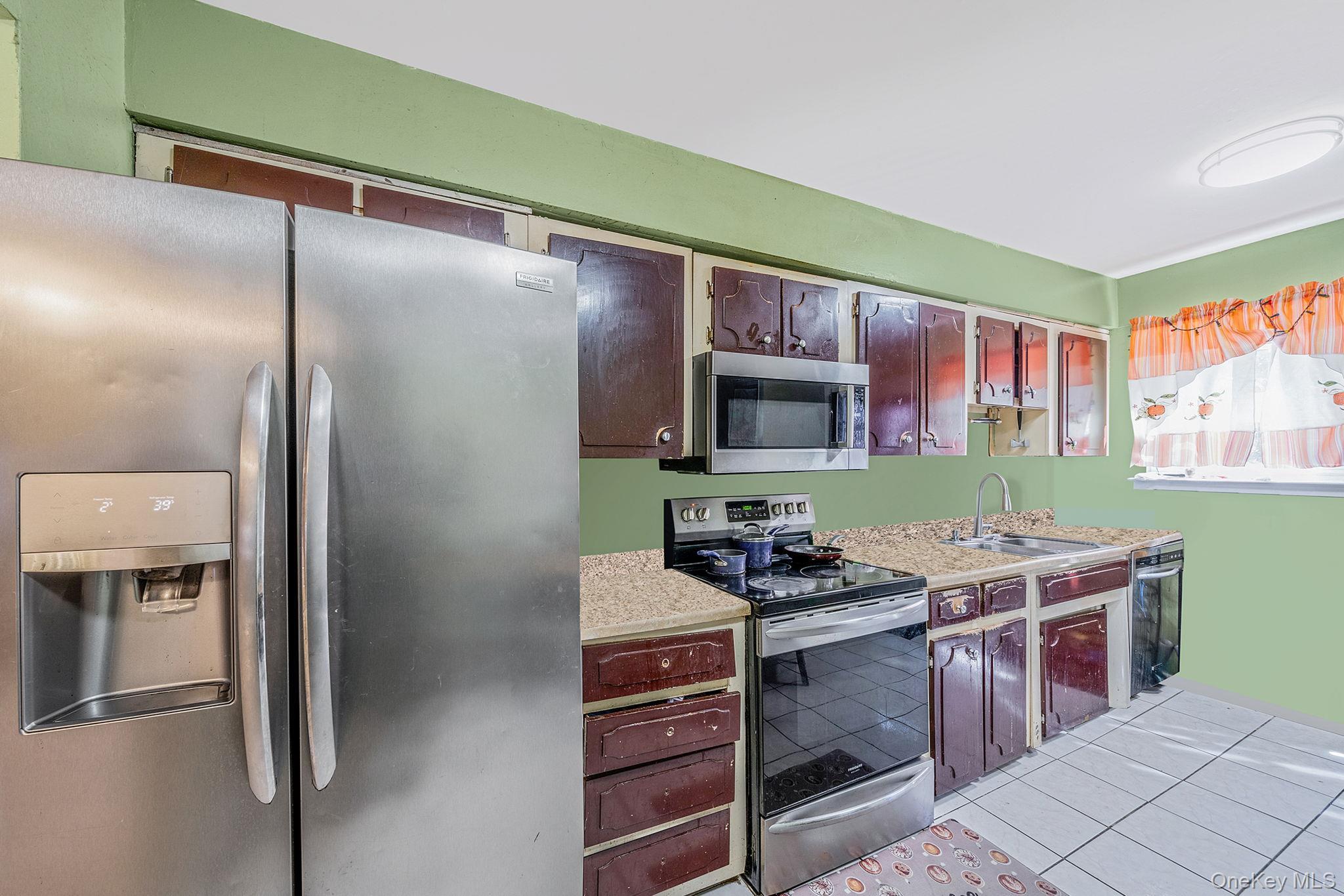 Single Family Caroline Suffolk County, NY 11703, MLS-910516-10