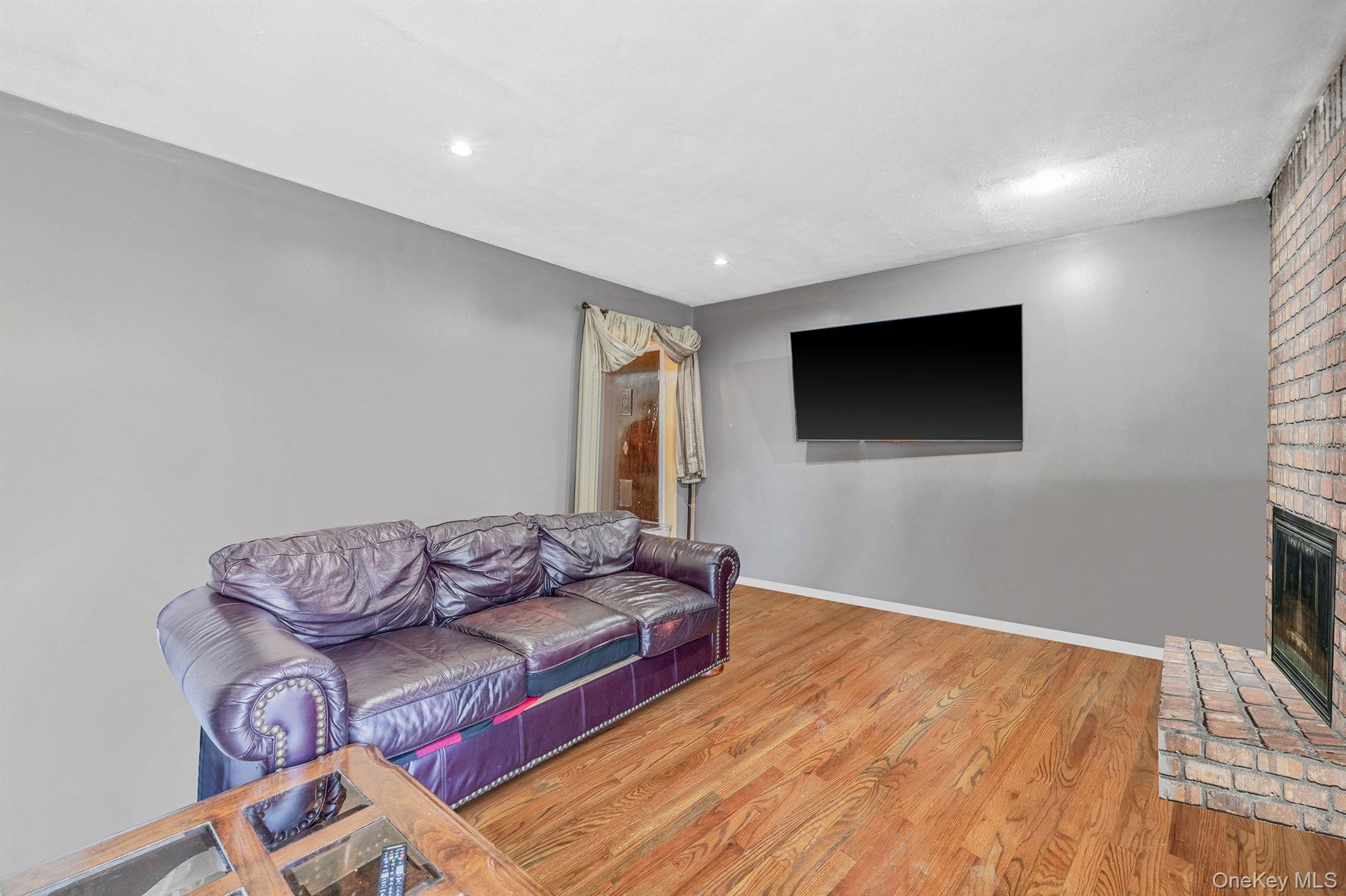 Single Family Caroline Suffolk County, NY 11703, MLS-910516-11