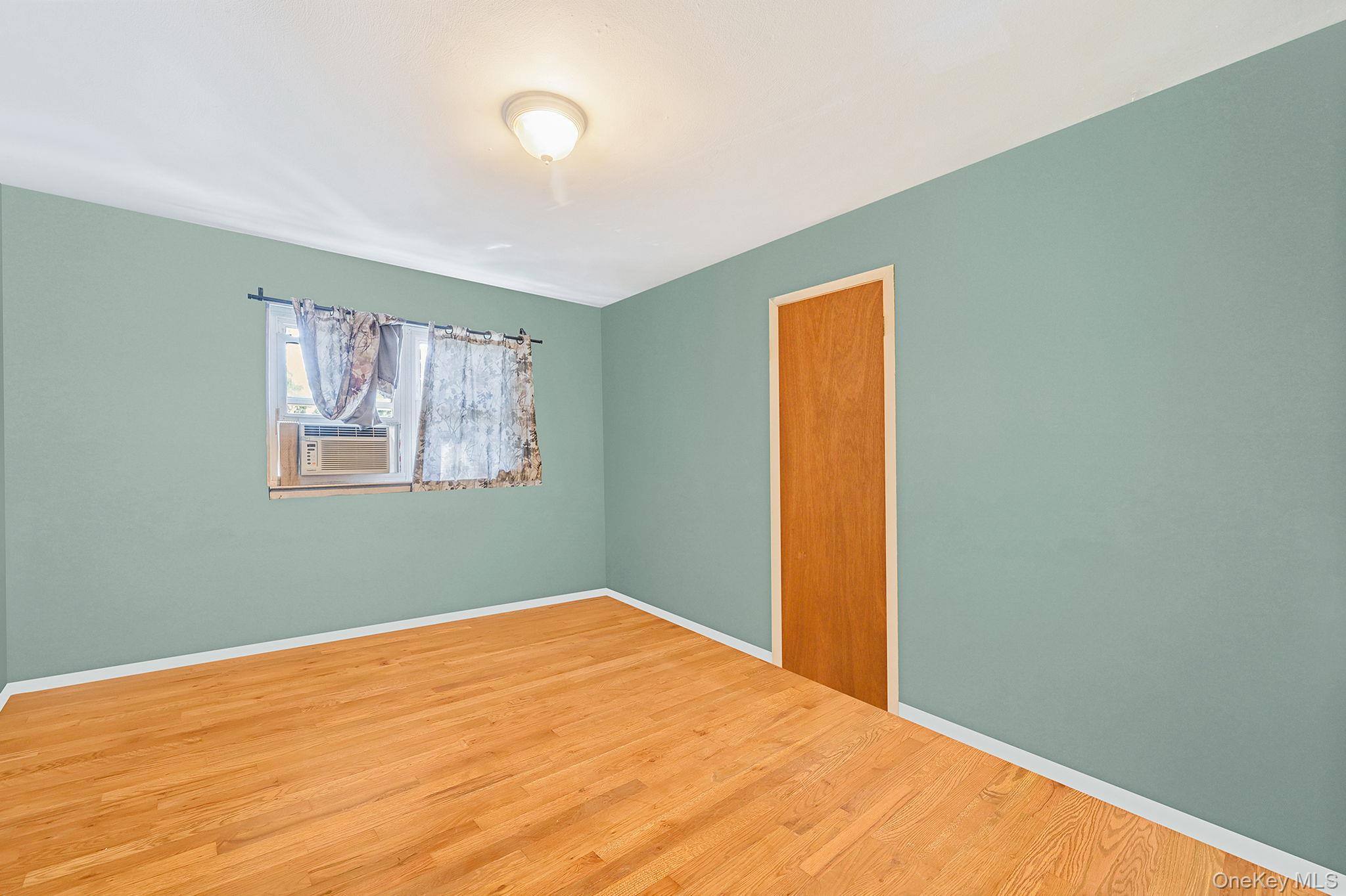 Single Family Caroline Suffolk County, NY 11703, MLS-910516-19