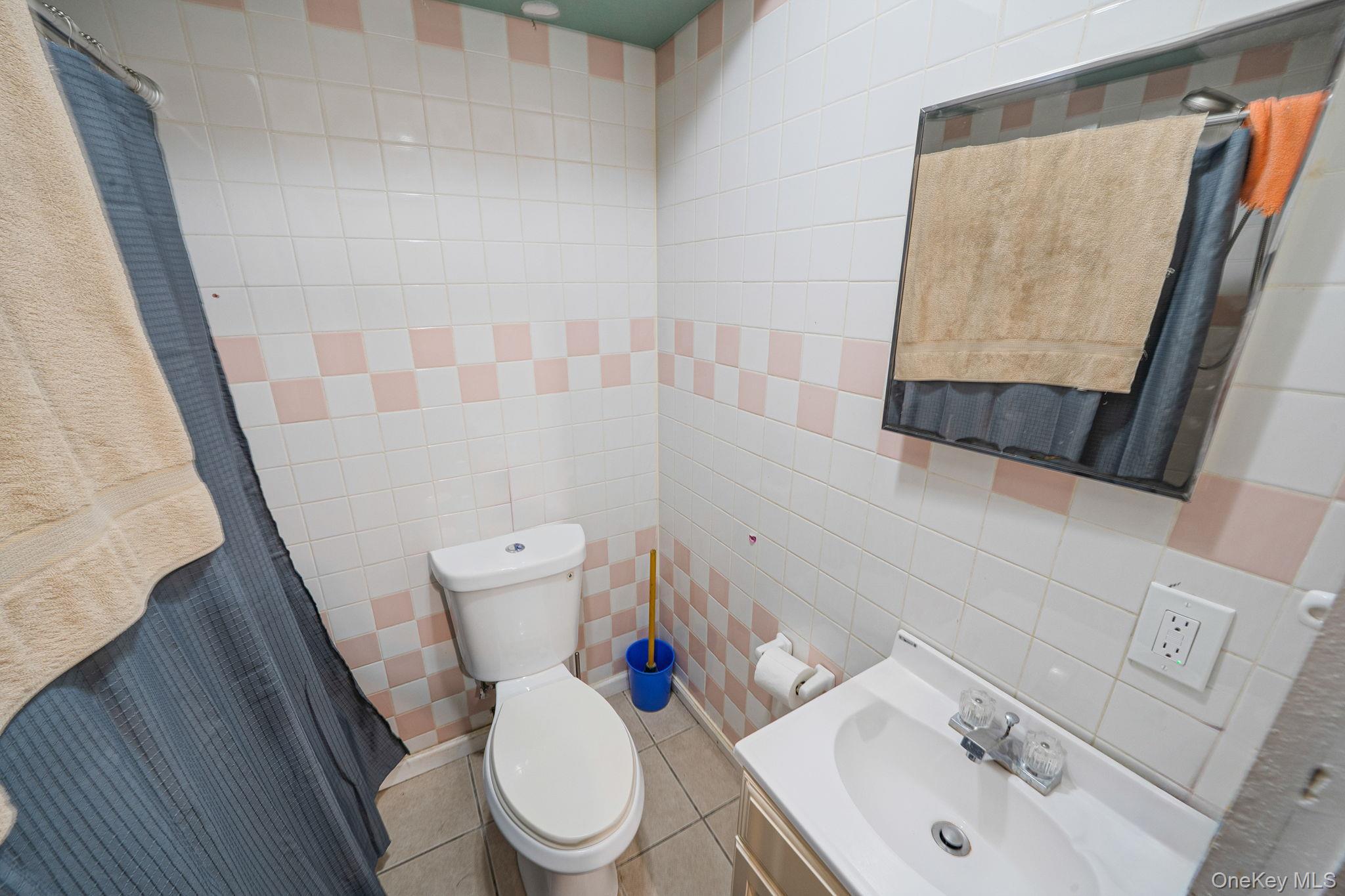 Single Family Caroline Suffolk County, NY 11703, MLS-910516-21