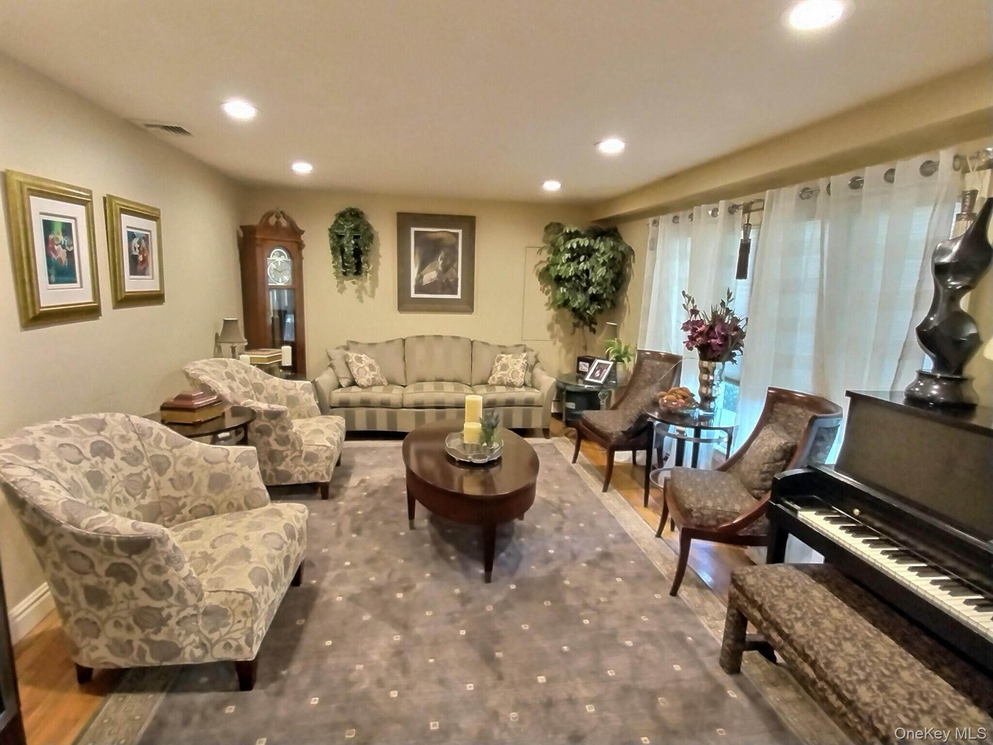 Single Family Susan Nassau County, NY 11552, MLS-910549-6