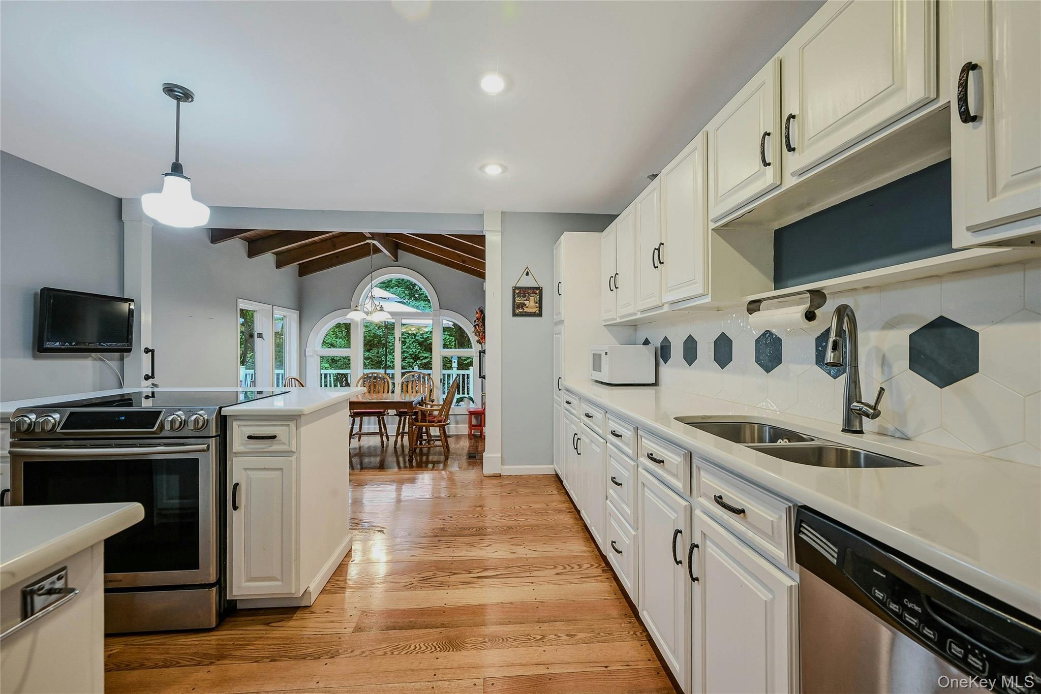 Single Family Hillcrest  Suffolk County, NY 11777, MLS-910786-7