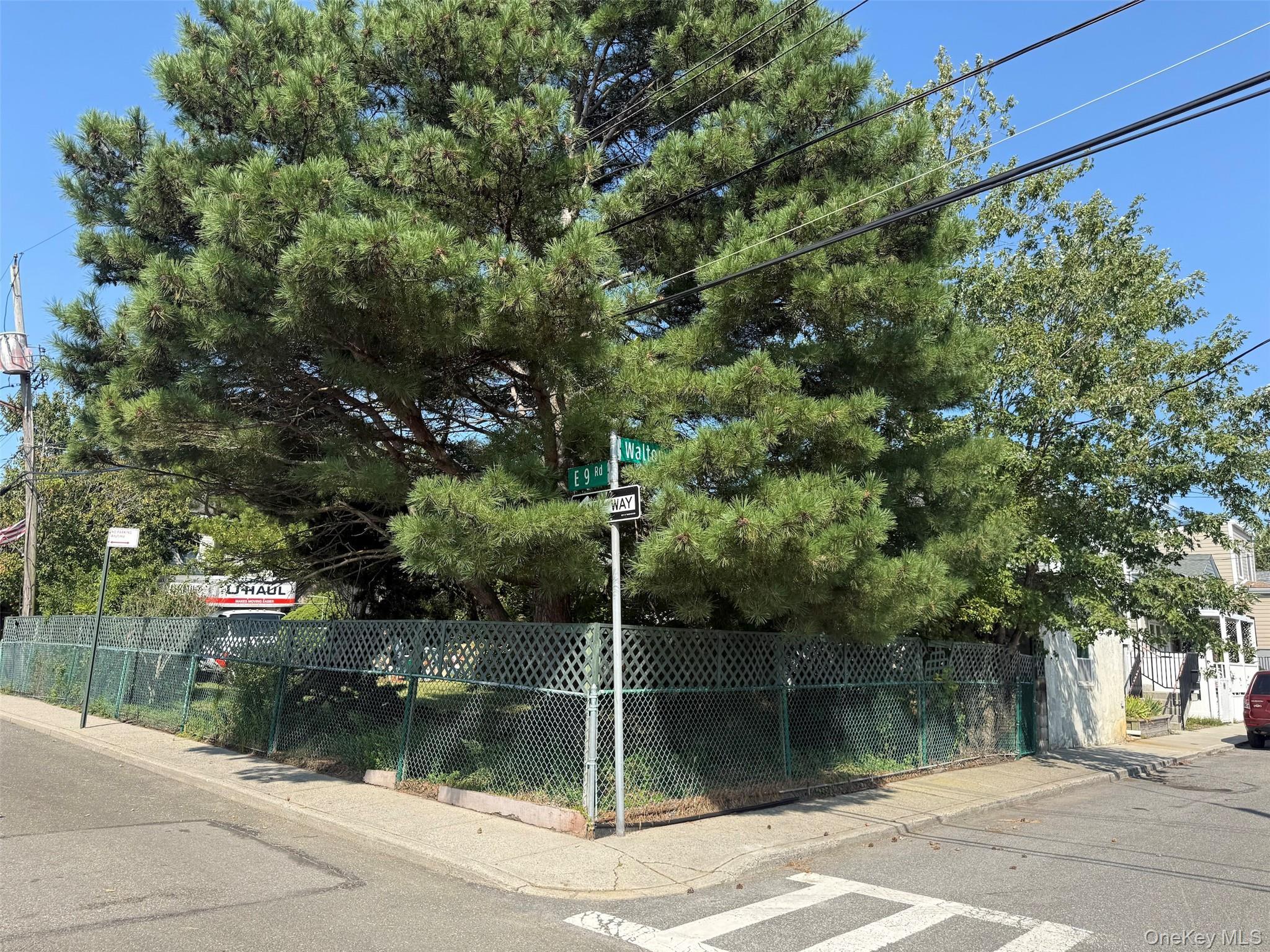 Single Family Walton  Queens, NY 11693, MLS-910803-3
