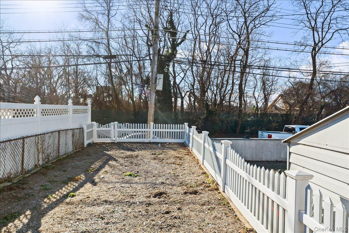 Single Family Mcowen Avenue  Bronx, NY 10475, MLS-910993-16