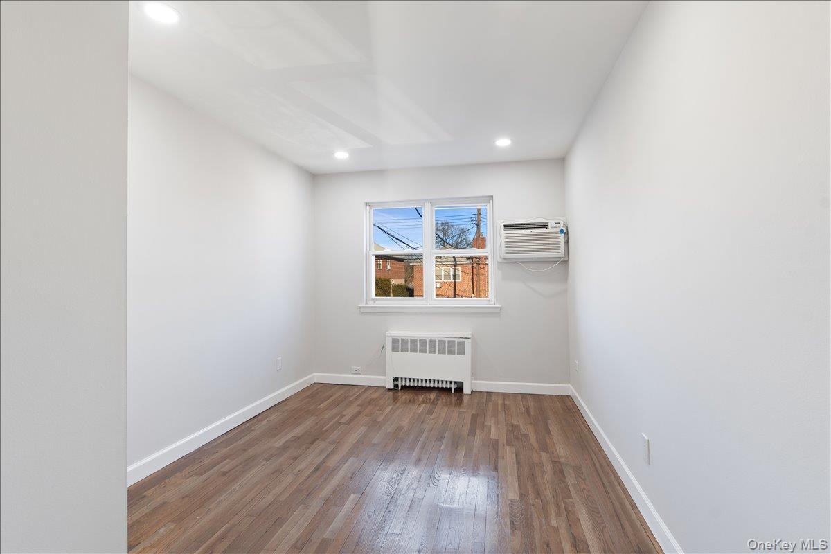 Single Family Mcowen Avenue  Bronx, NY 10475, MLS-910993-28