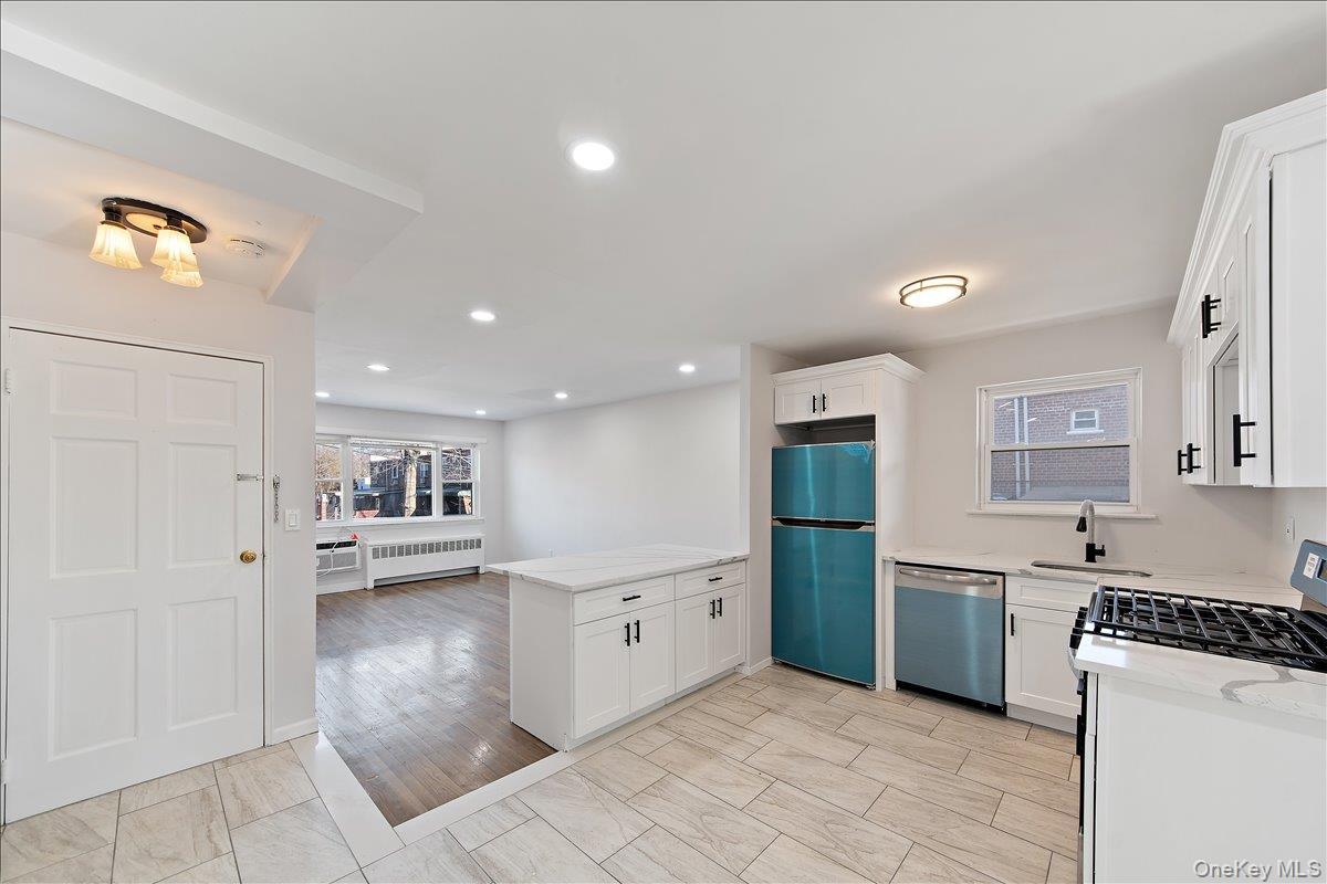 Single Family Mcowen Avenue  Bronx, NY 10475, MLS-910993-4