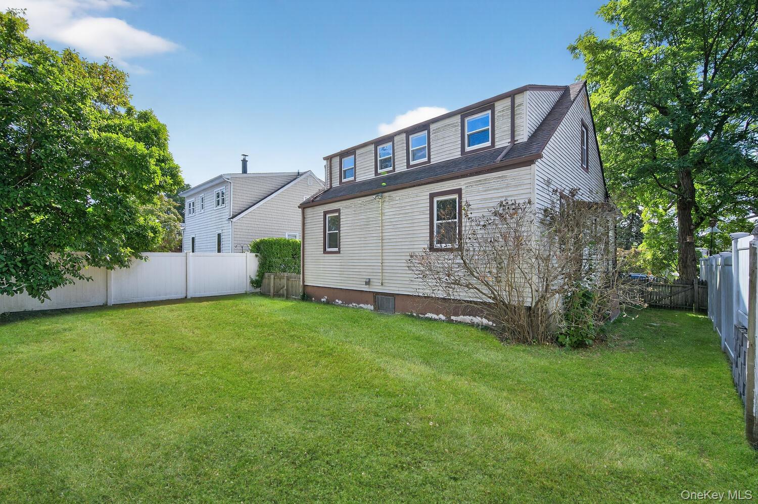 Single Family Hickory  Nassau County, NY 11709, MLS-911088-29