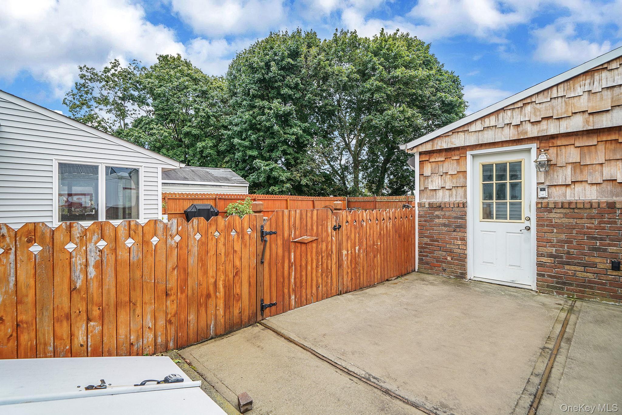 Single Family Garden  Suffolk County, NY 11706, MLS-911622-27