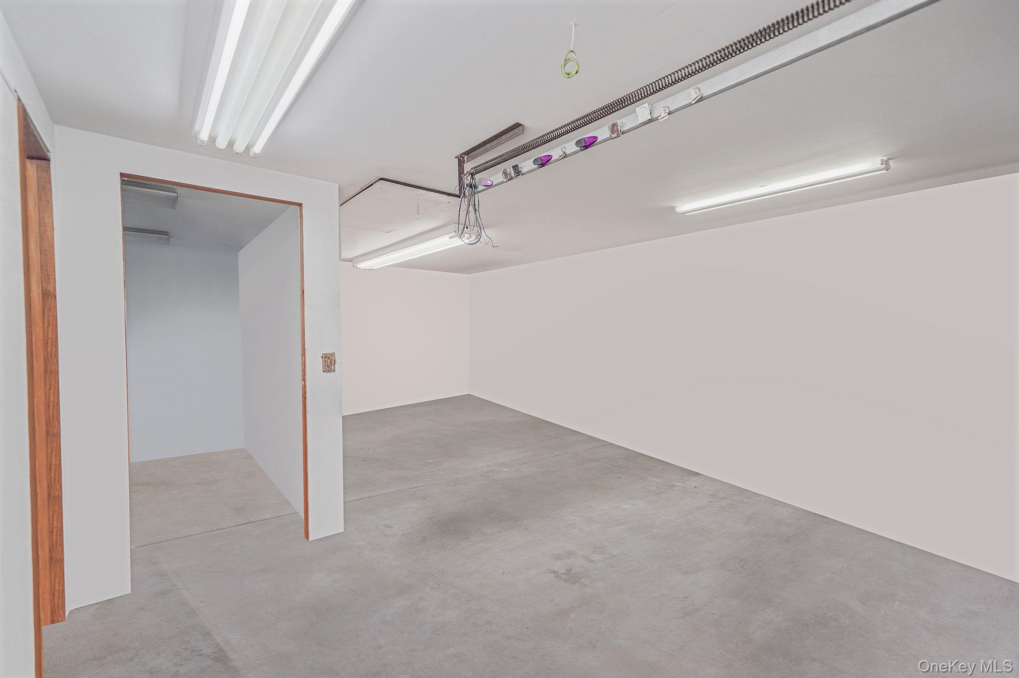 Single Family Garden  Suffolk County, NY 11706, MLS-911622-28