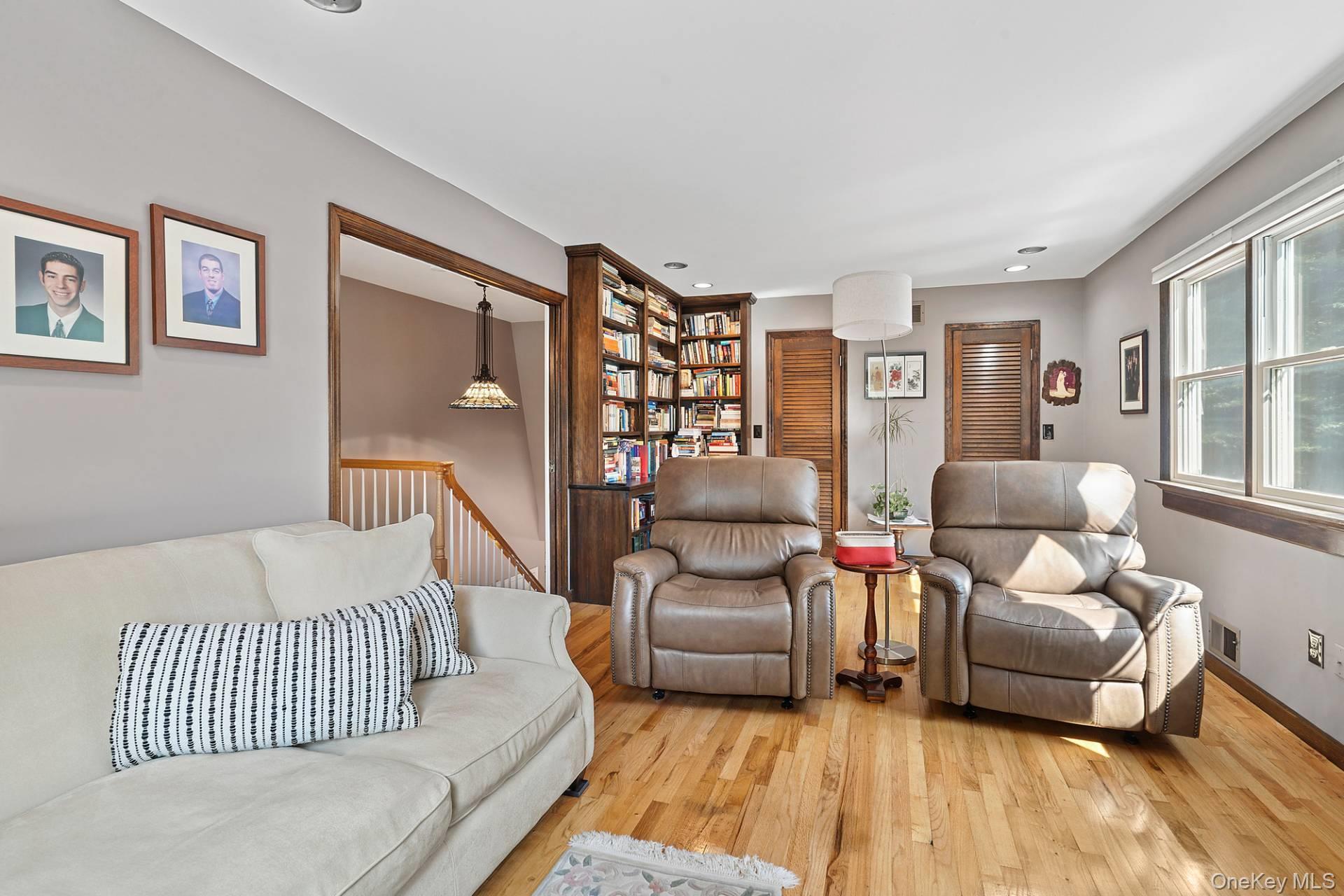 Single Family Plain View Suffolk County, NY 11792, MLS-911998-13