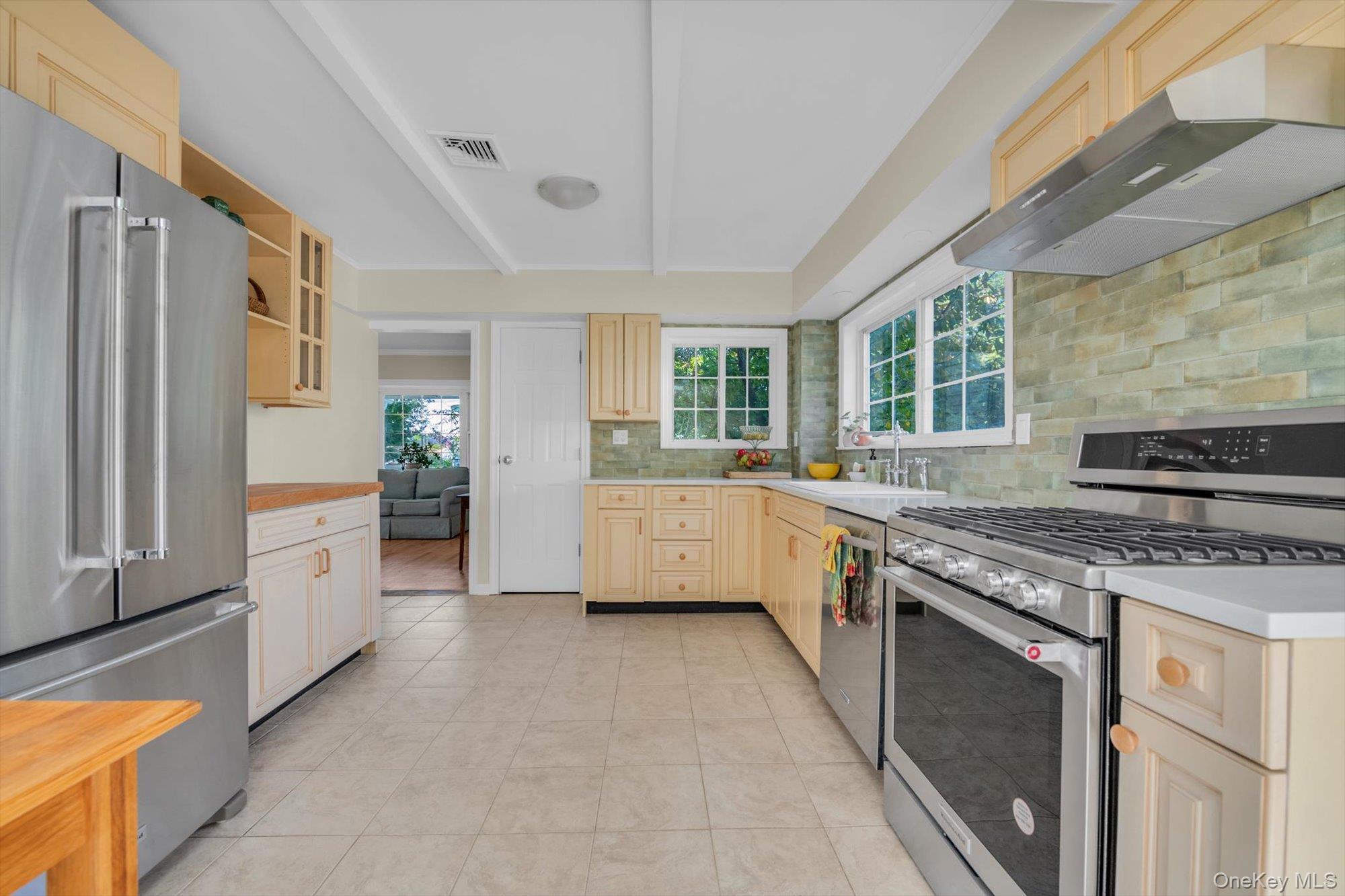 Single Family Smull Nassau County, NY 11050, MLS-912167-15