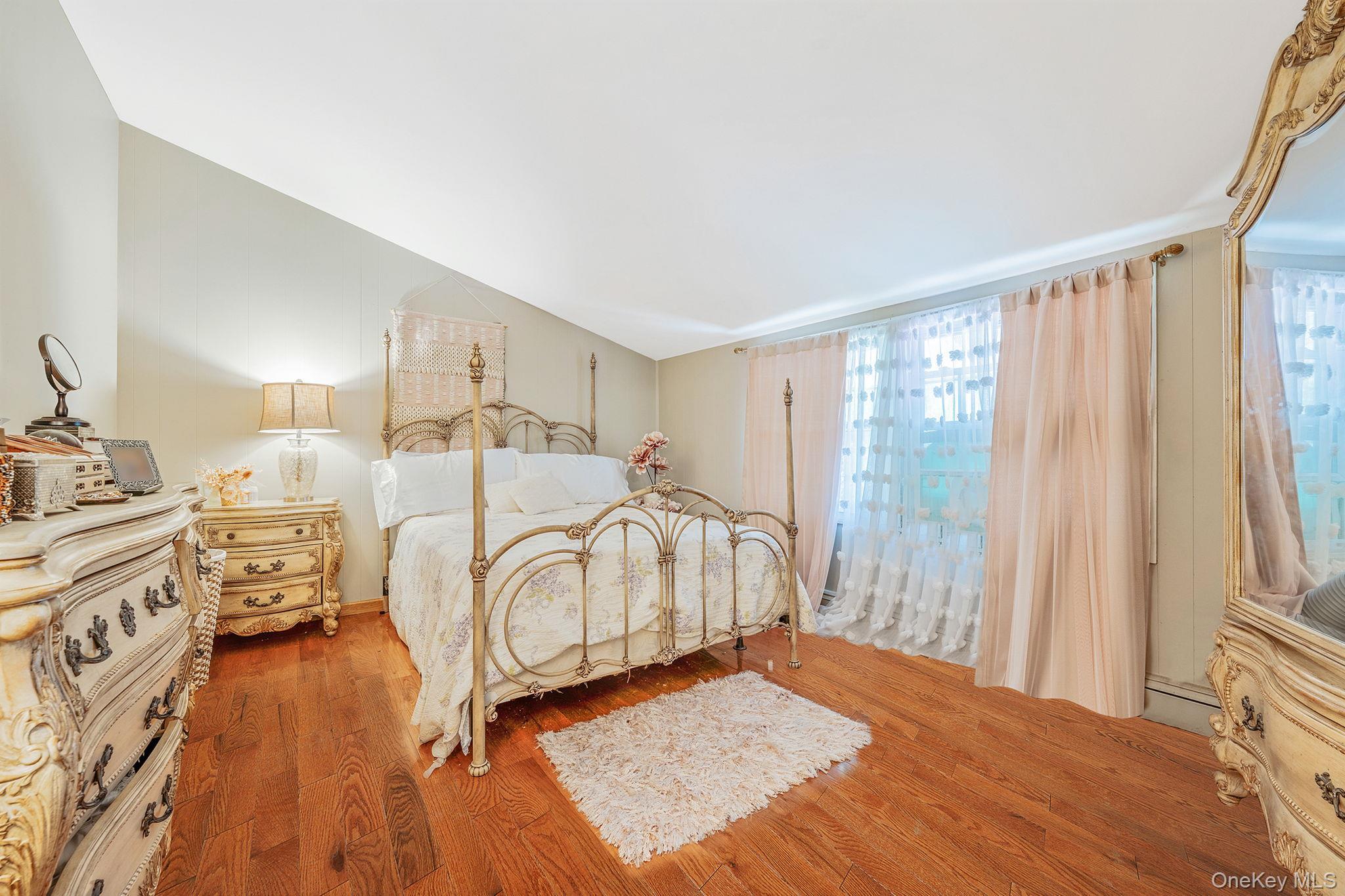 Single Family Split Cedar  Suffolk County, NY 11749, MLS-912173-8